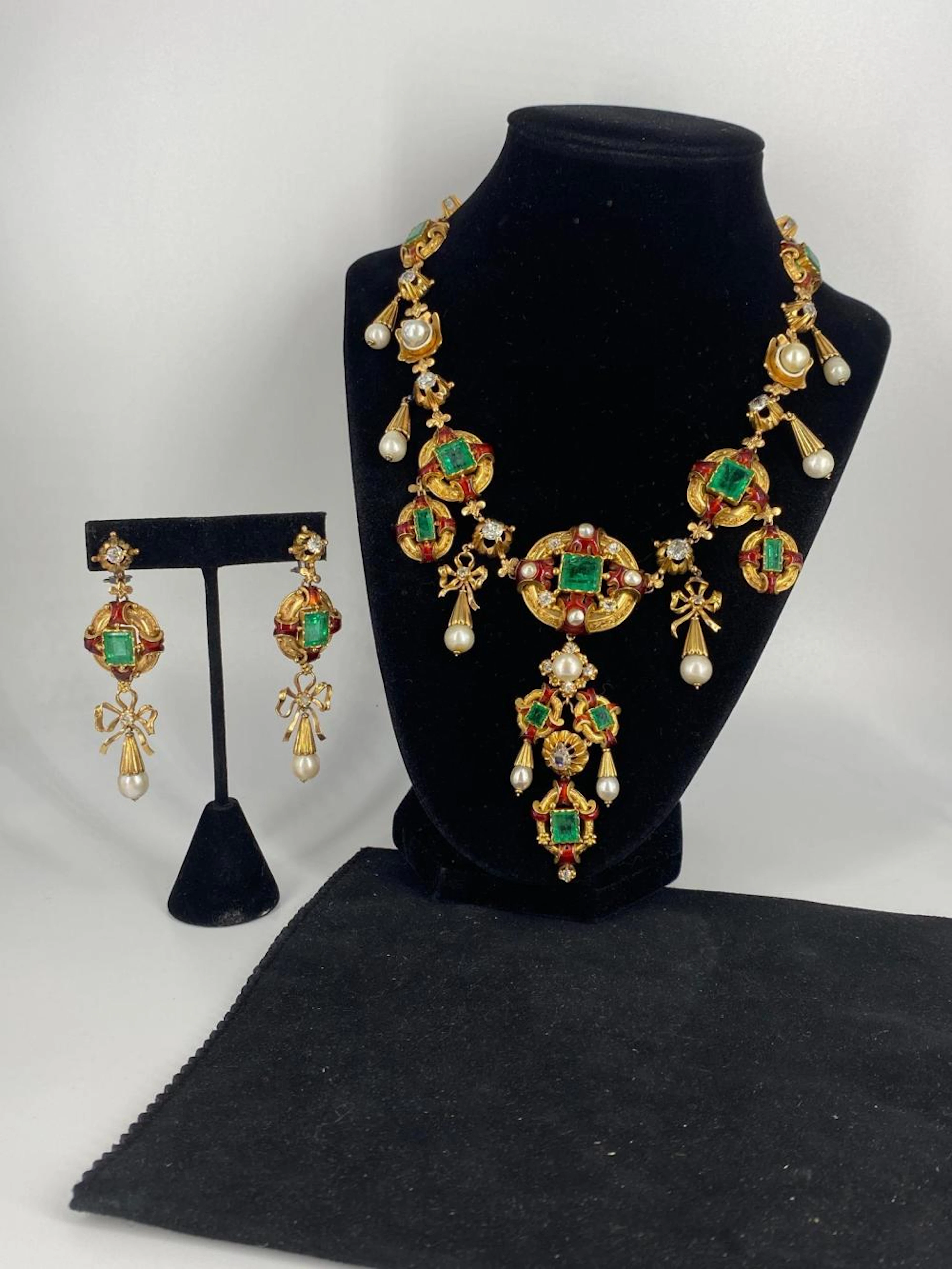 Designer Necklace With a Matching Pair Of Earrings & Black Pouch