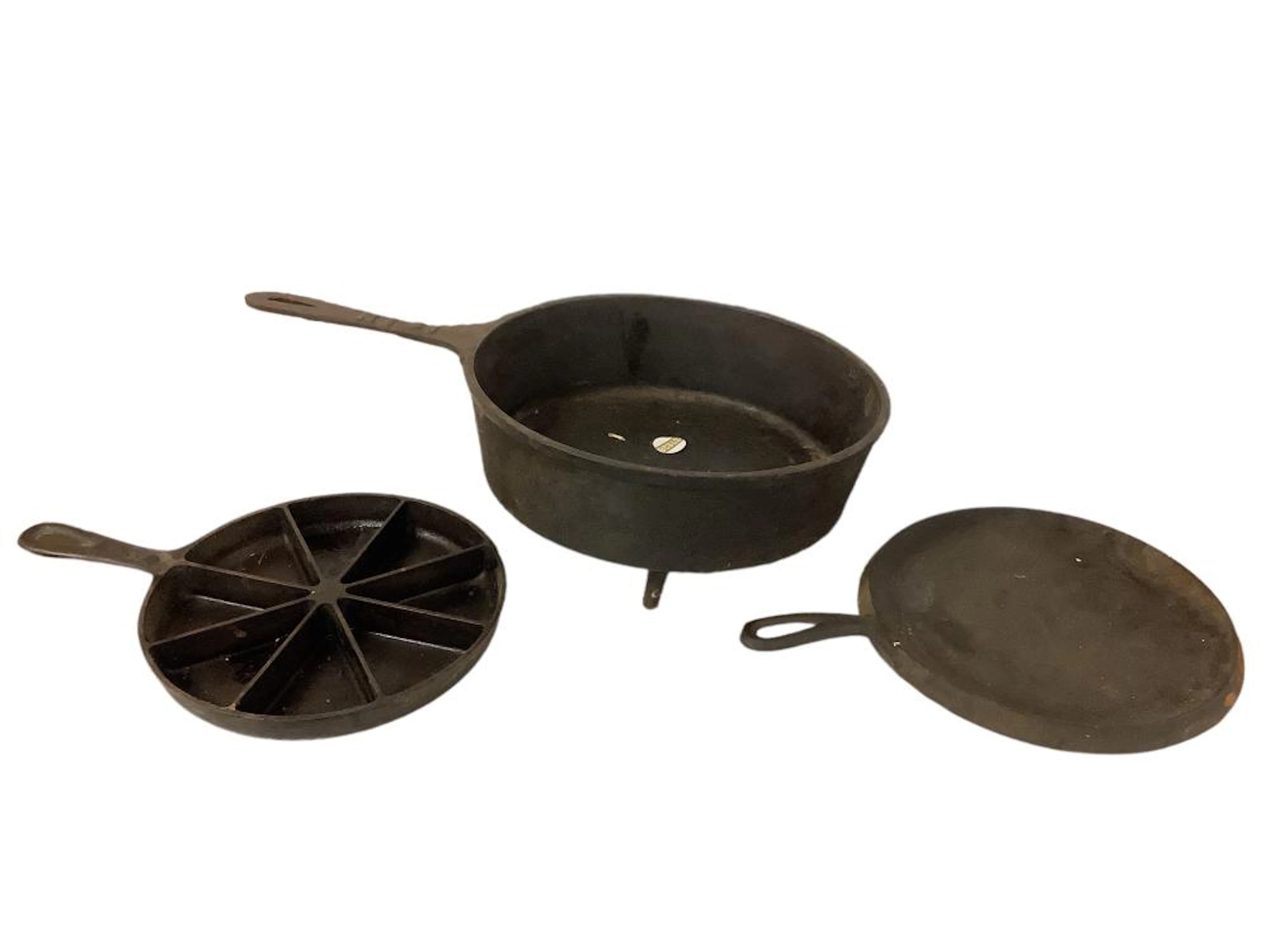 Lot of cast iron items including a footed 12? cast iron skillet