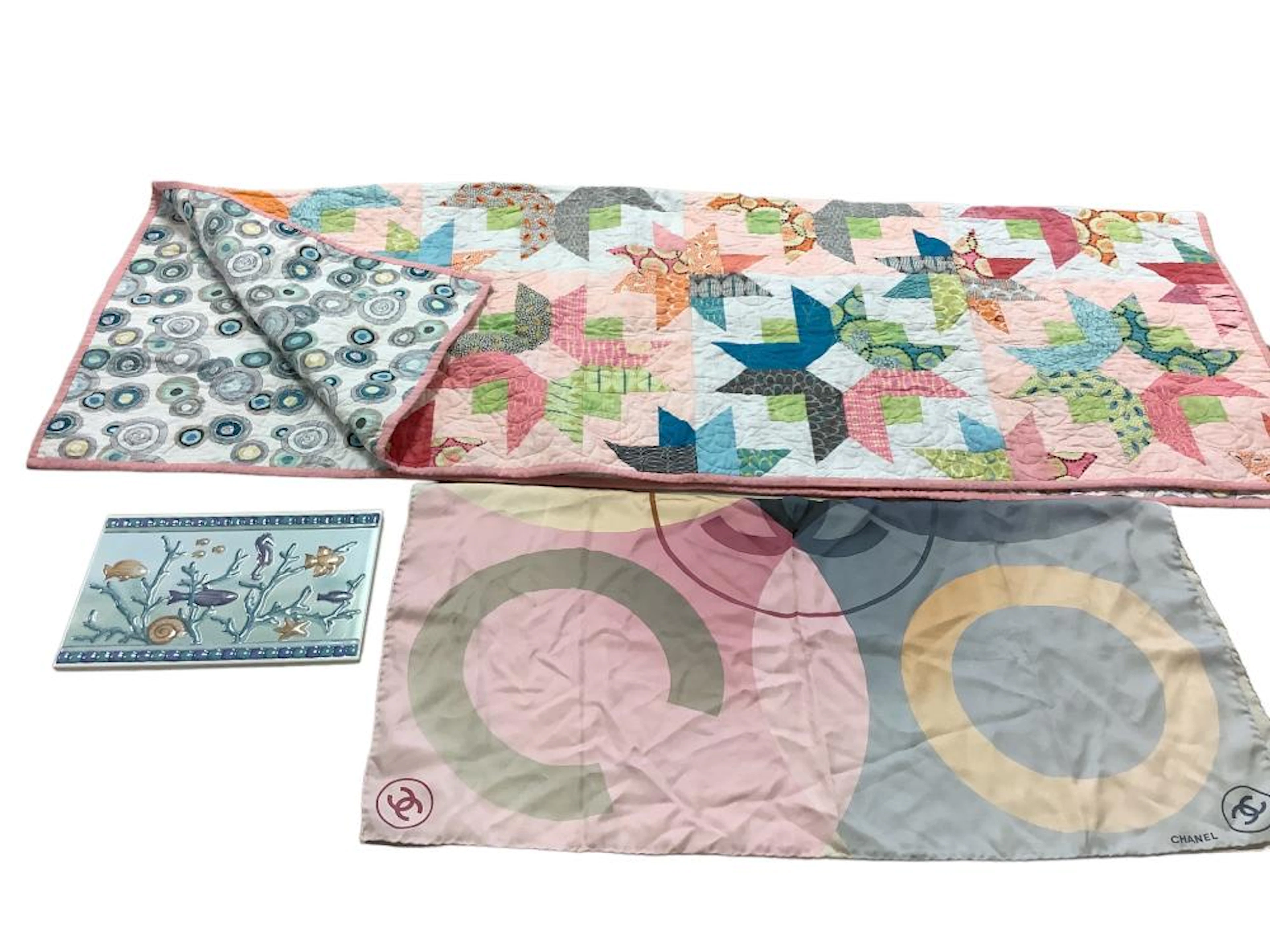Lot including a lap quilt