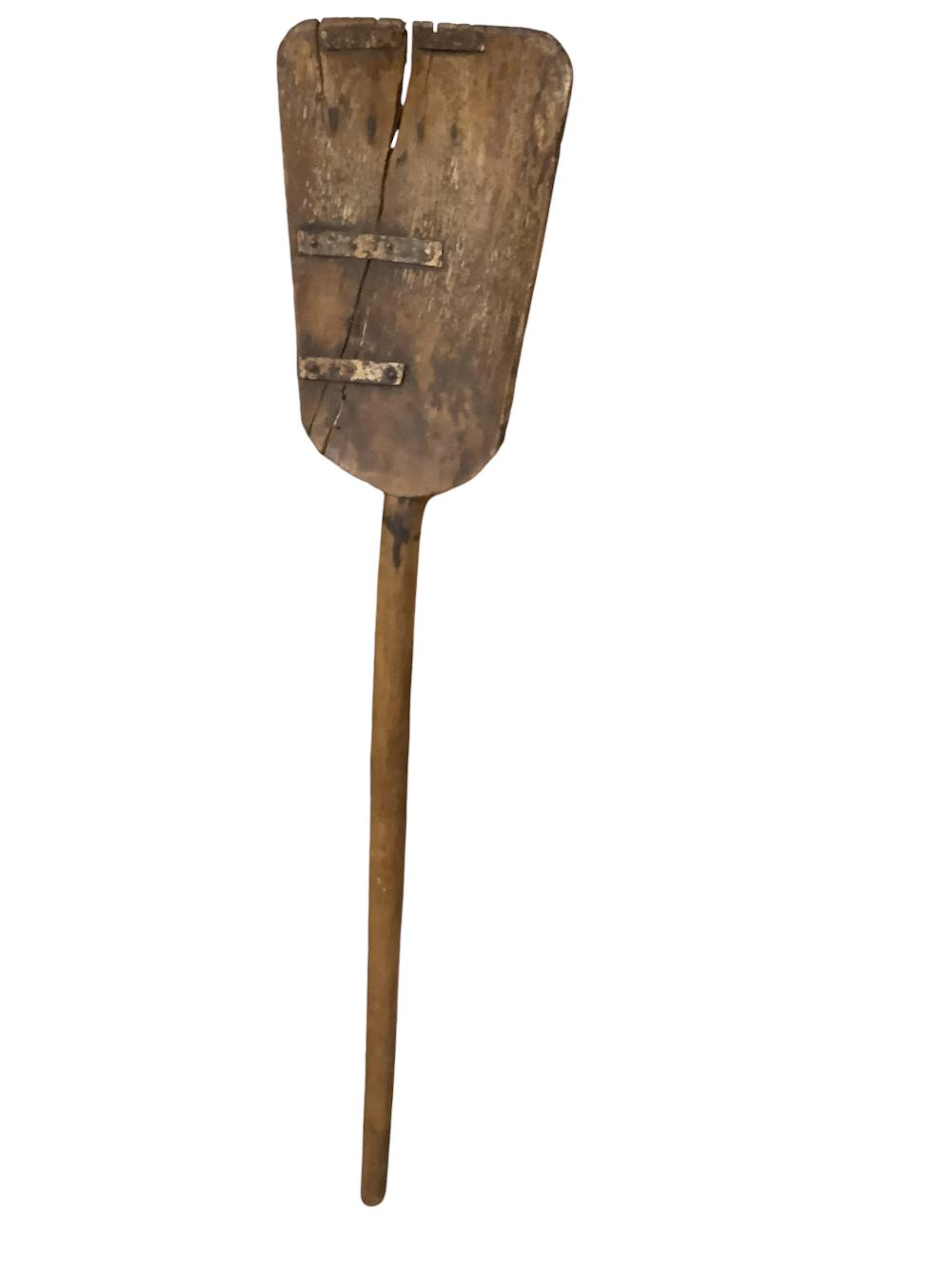 Primitive wood Shaker Shovel