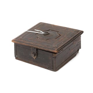 Een houten kistje.