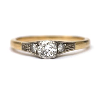 A 14 karat bi-colour gold diamond solitair ring