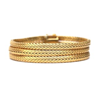 An 18 karat yellow gold bracelet