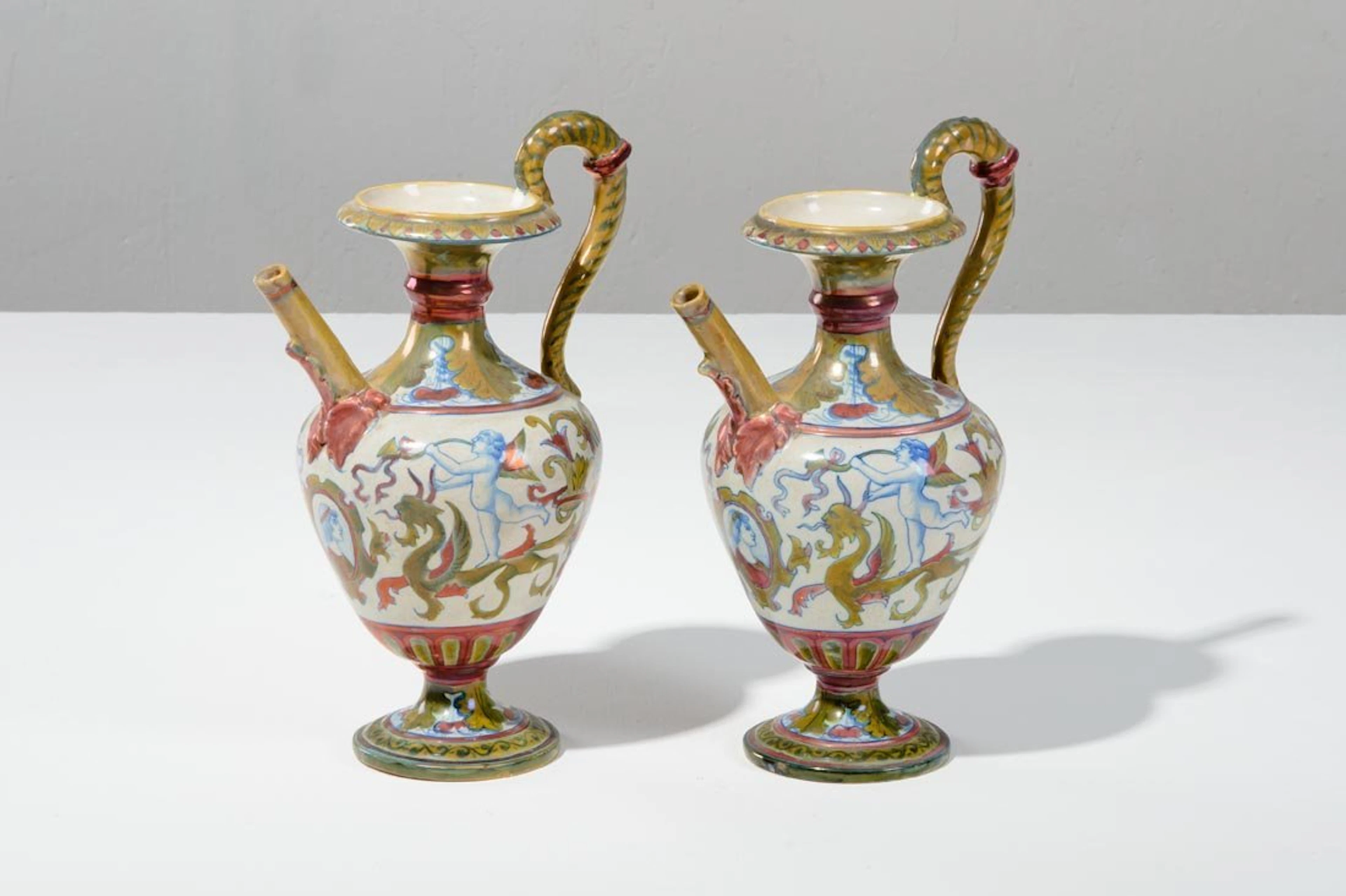 Due versatoi in maiolica