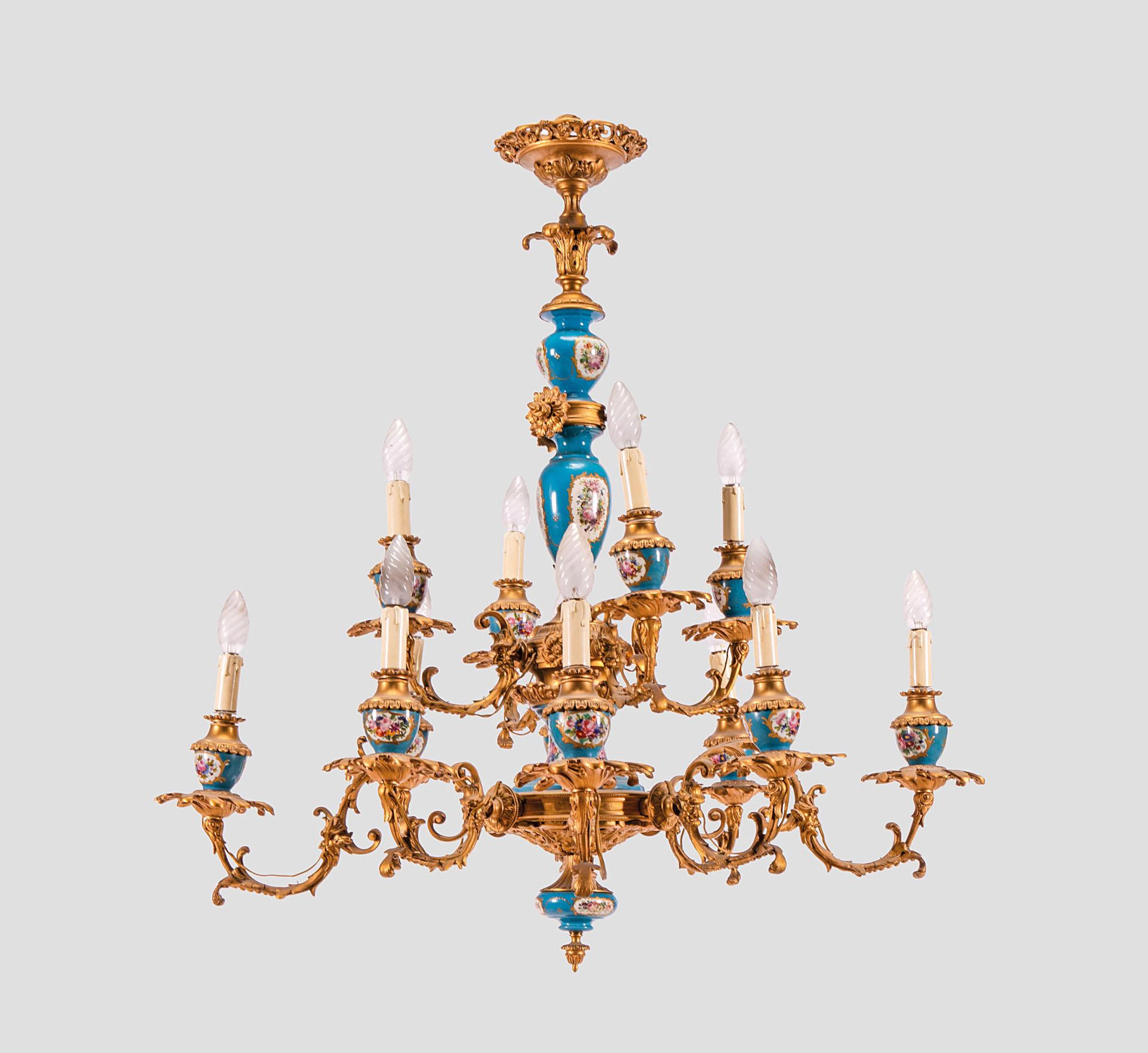 Lampadario in bronzo a dodici luci
