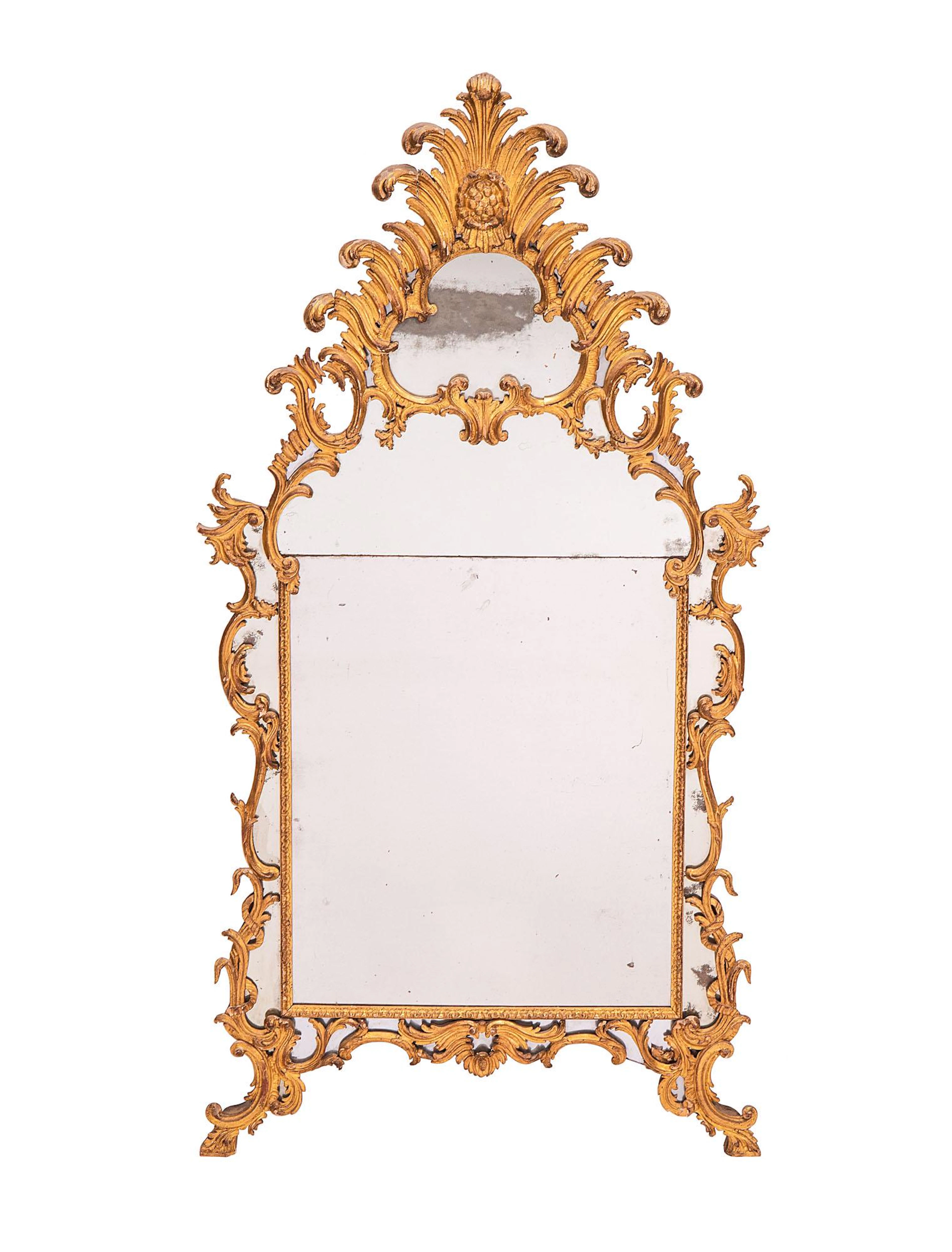 Specchiera con cornice e fregi in legno scolpito e