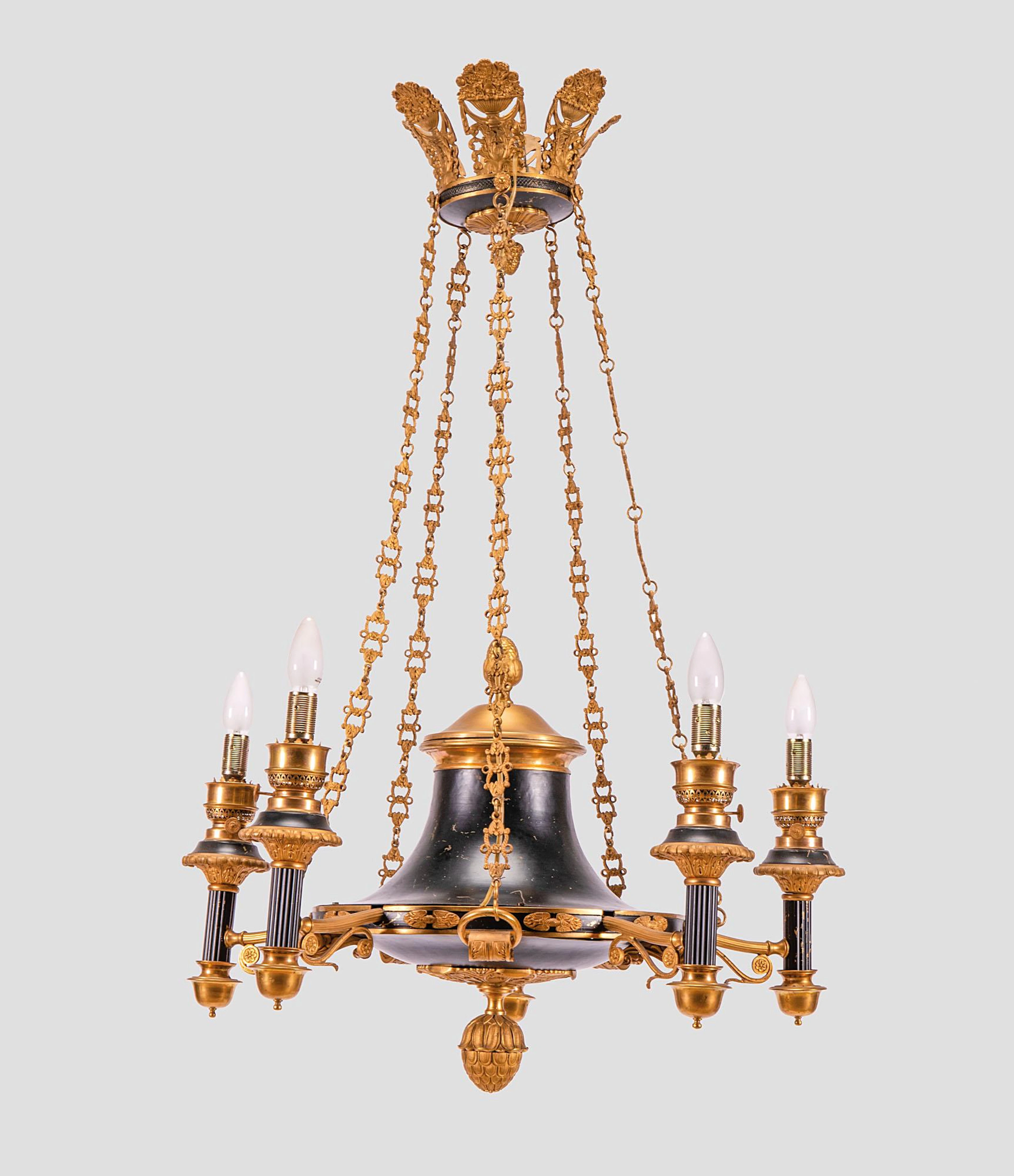 Lampadario in bronzo dorato e laccato a otto luci