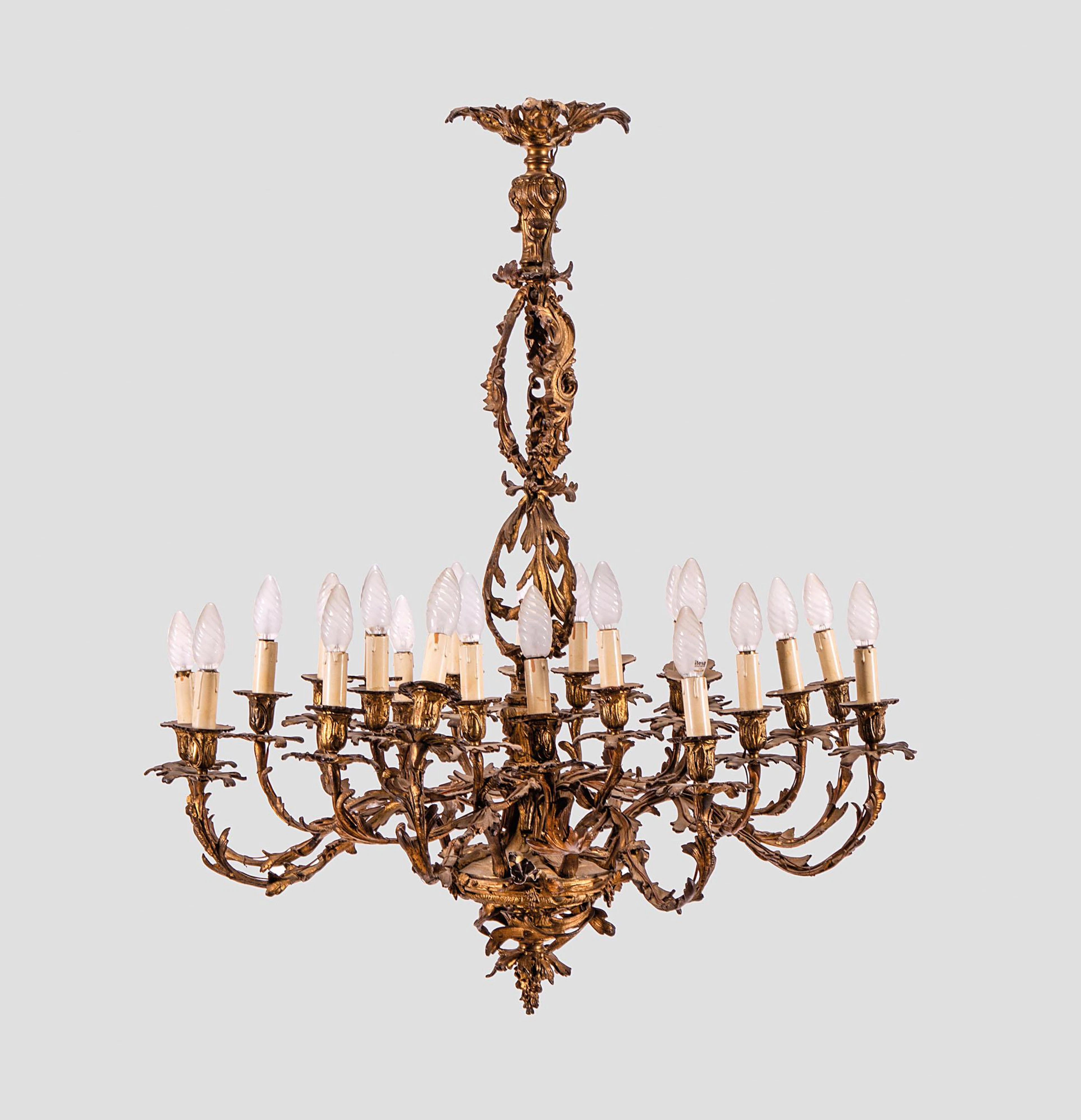 Lampadario in bronzo dorato a ventiquattro luci