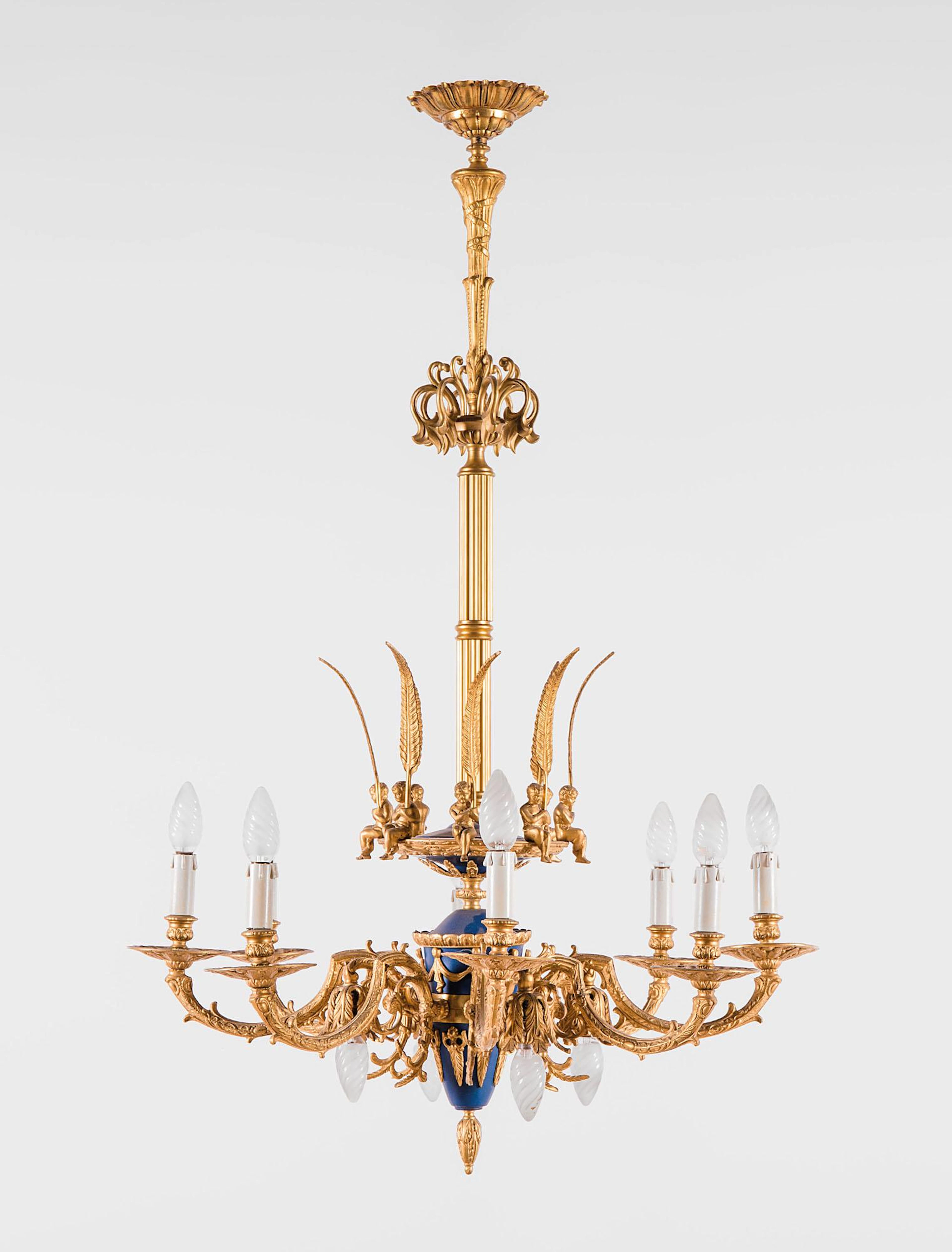 Lampadario in bronzo dorato e laccato a otto bracci