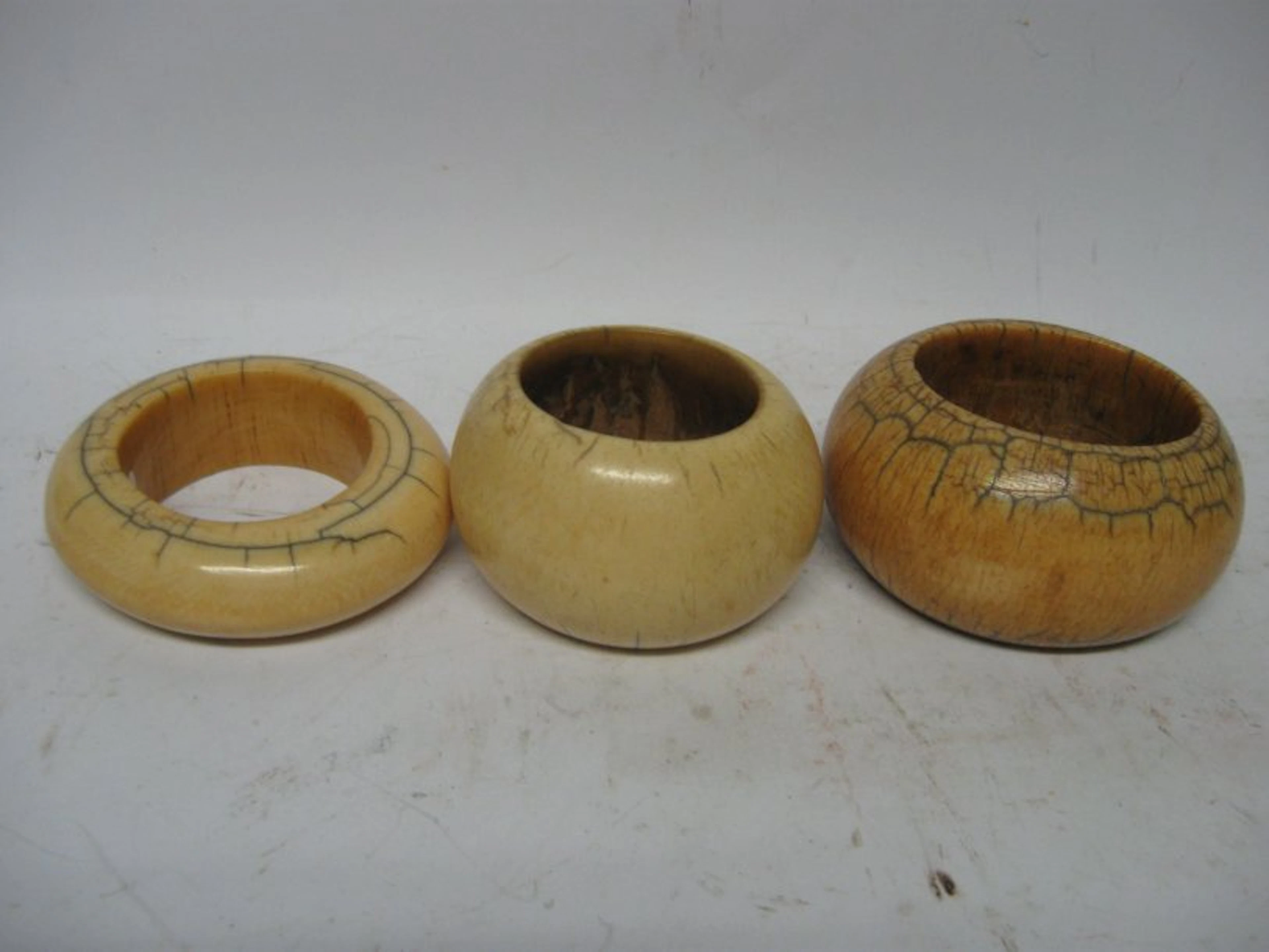 Lot de trois bracelets en ivoire BAOULE (République de Côte d'Ivoire)...