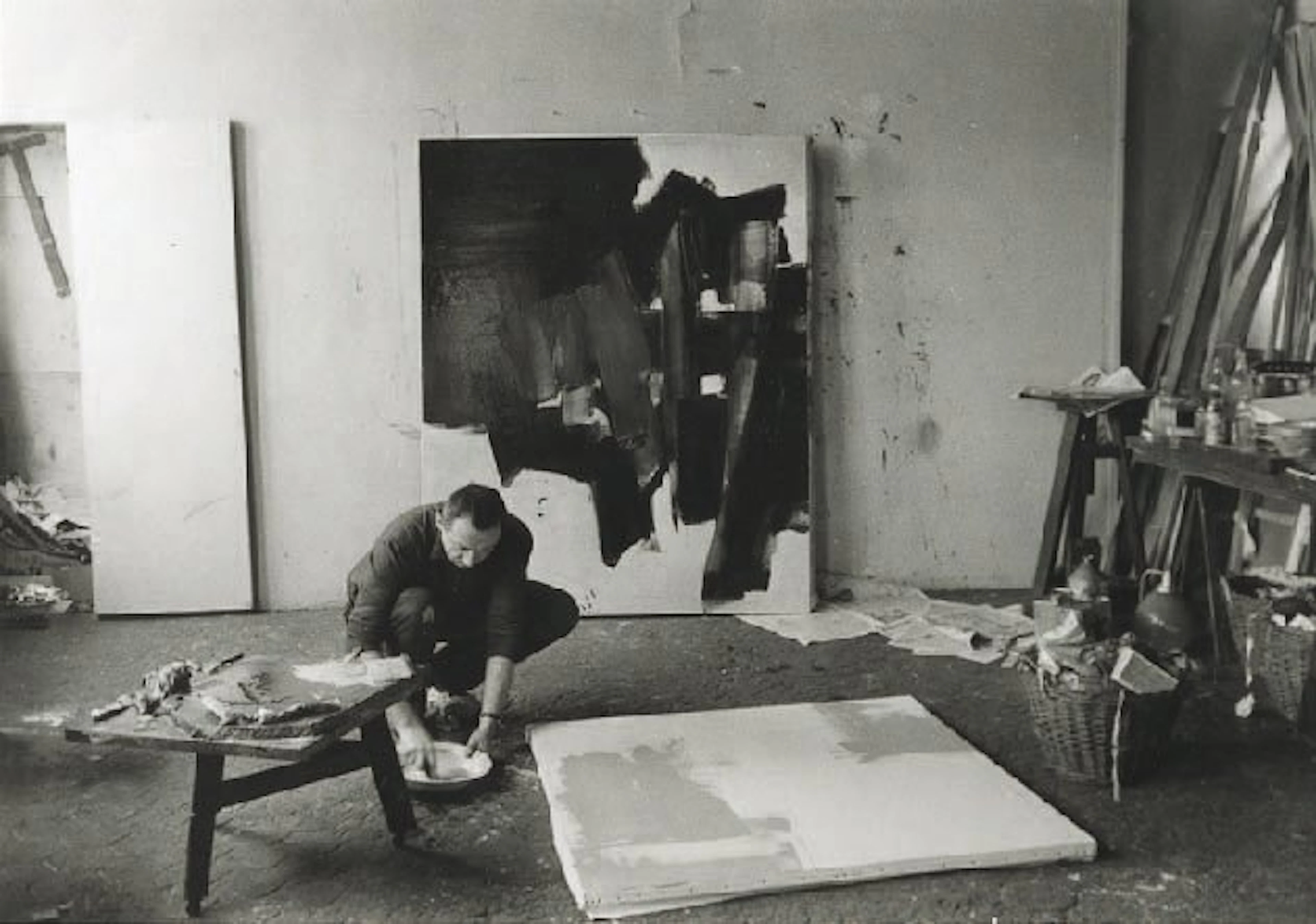 Pierre Soulages dans son atelier