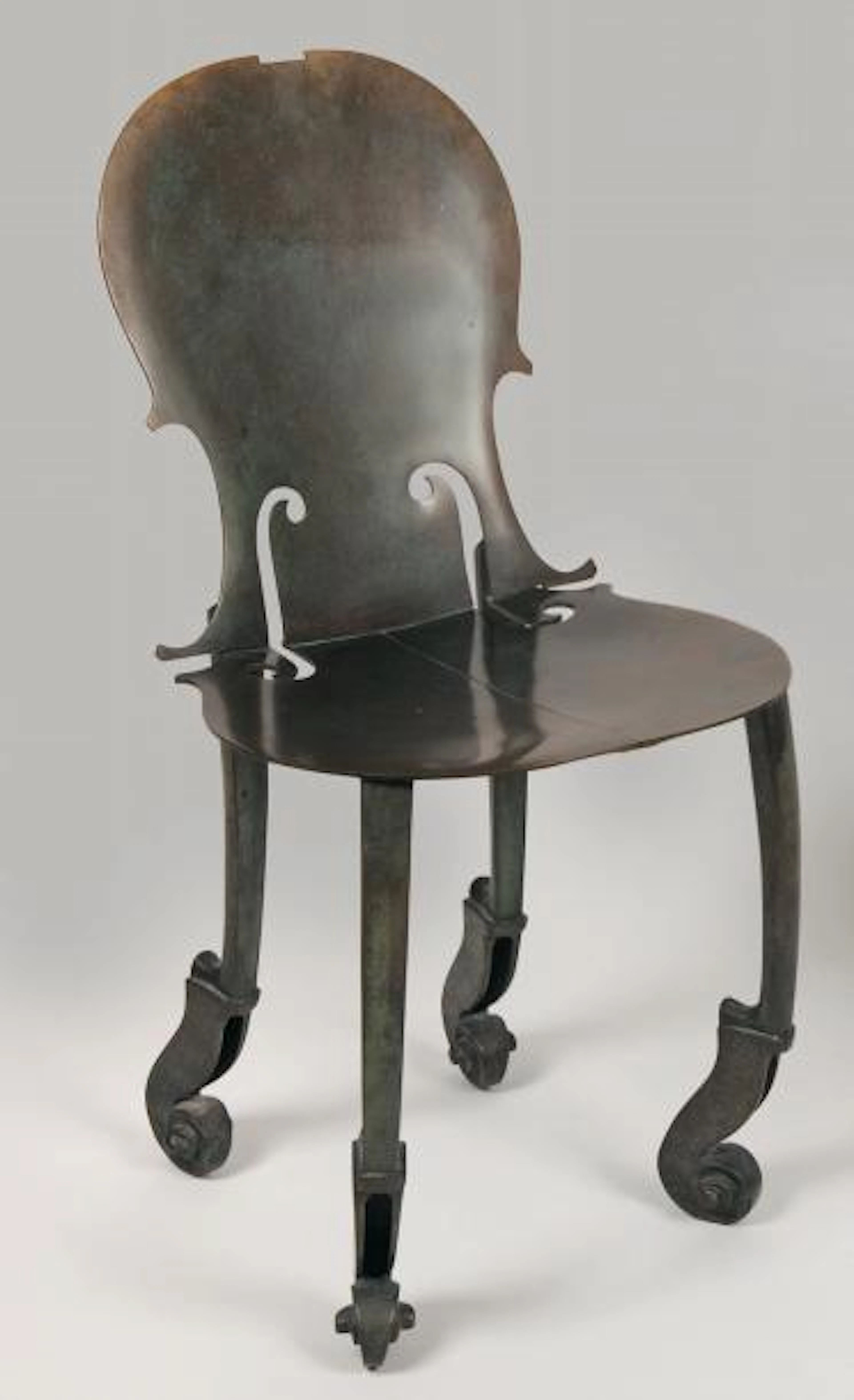 Chaise violon Bronze à patine antique nuancée (frottements et usures d'usage)