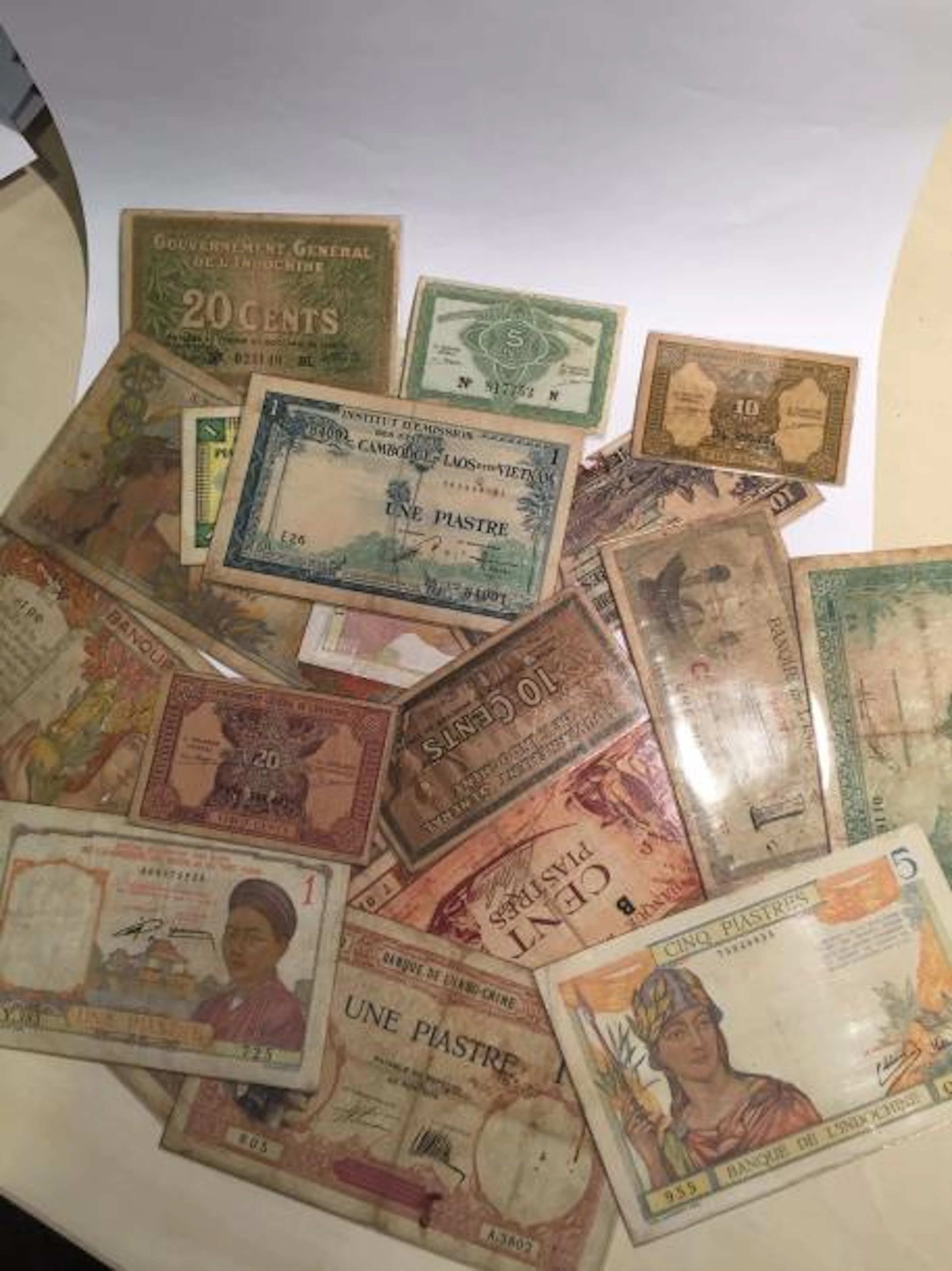 [ Billets de banque ] [ Indochine ] Lot de billets émis par la...