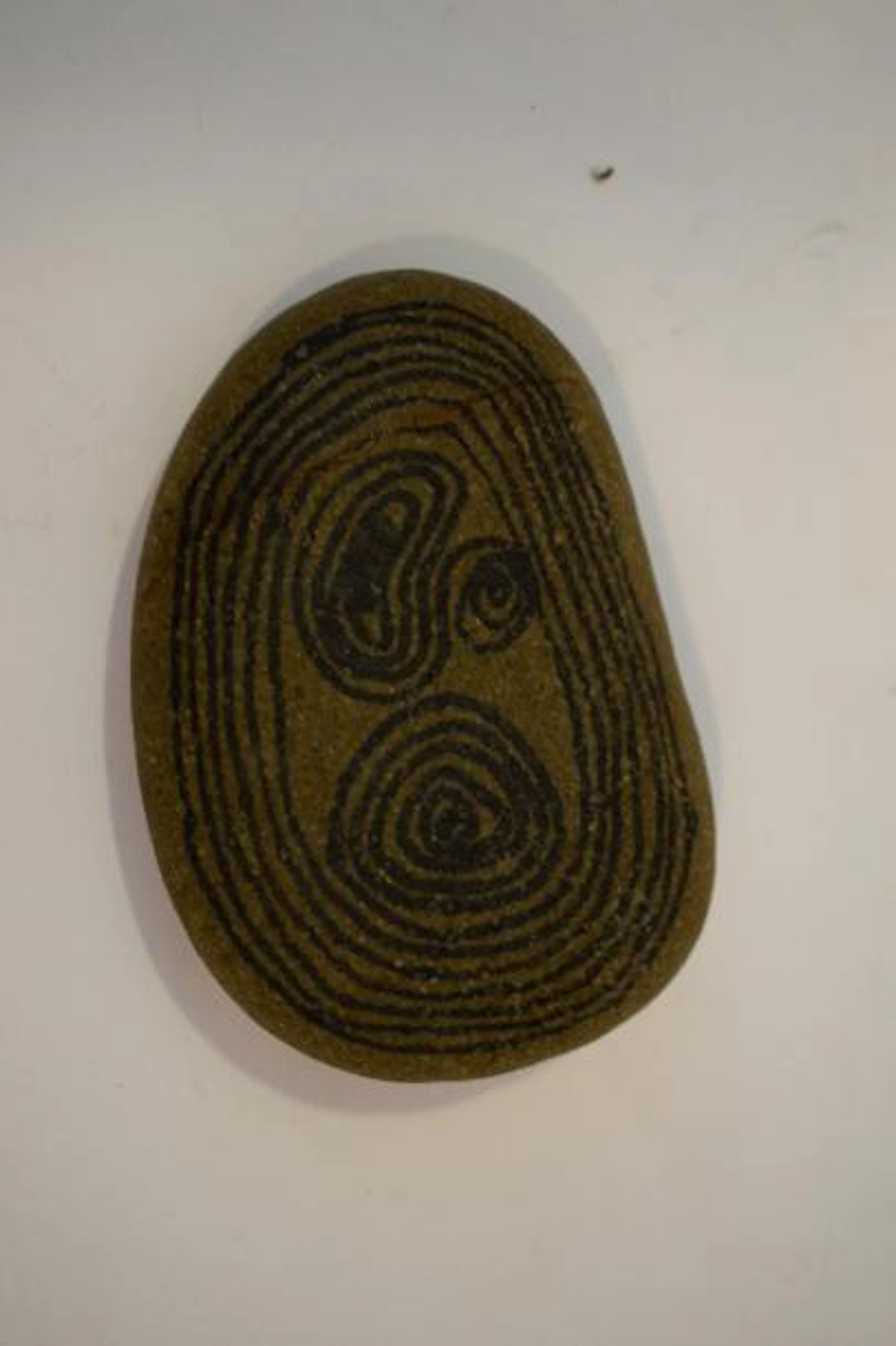Galet décoré de cercles Art aborigène Début du XXème siècle
