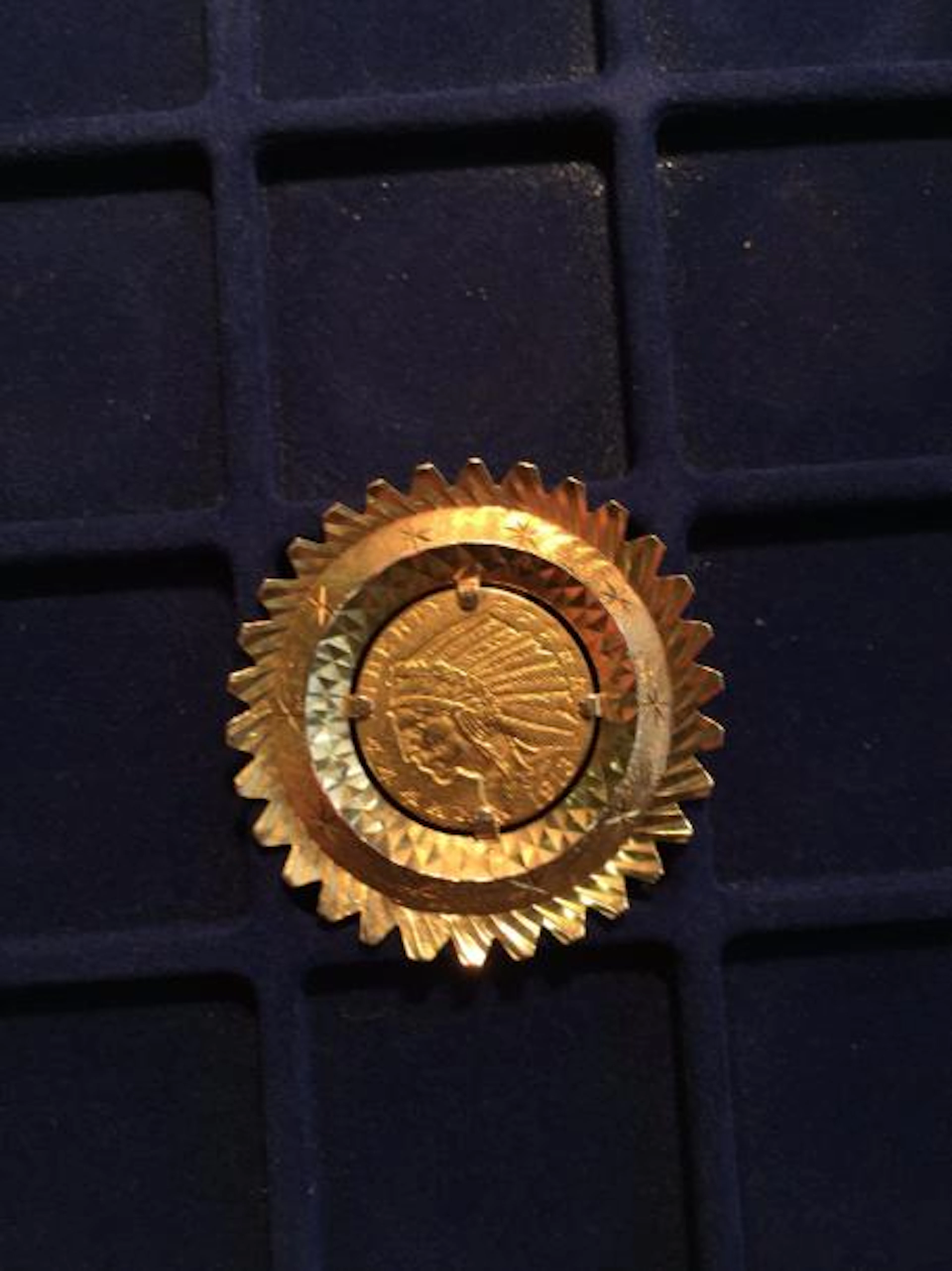 Broche en or jaune 18k (750) en forme de soleil et ornée en son...