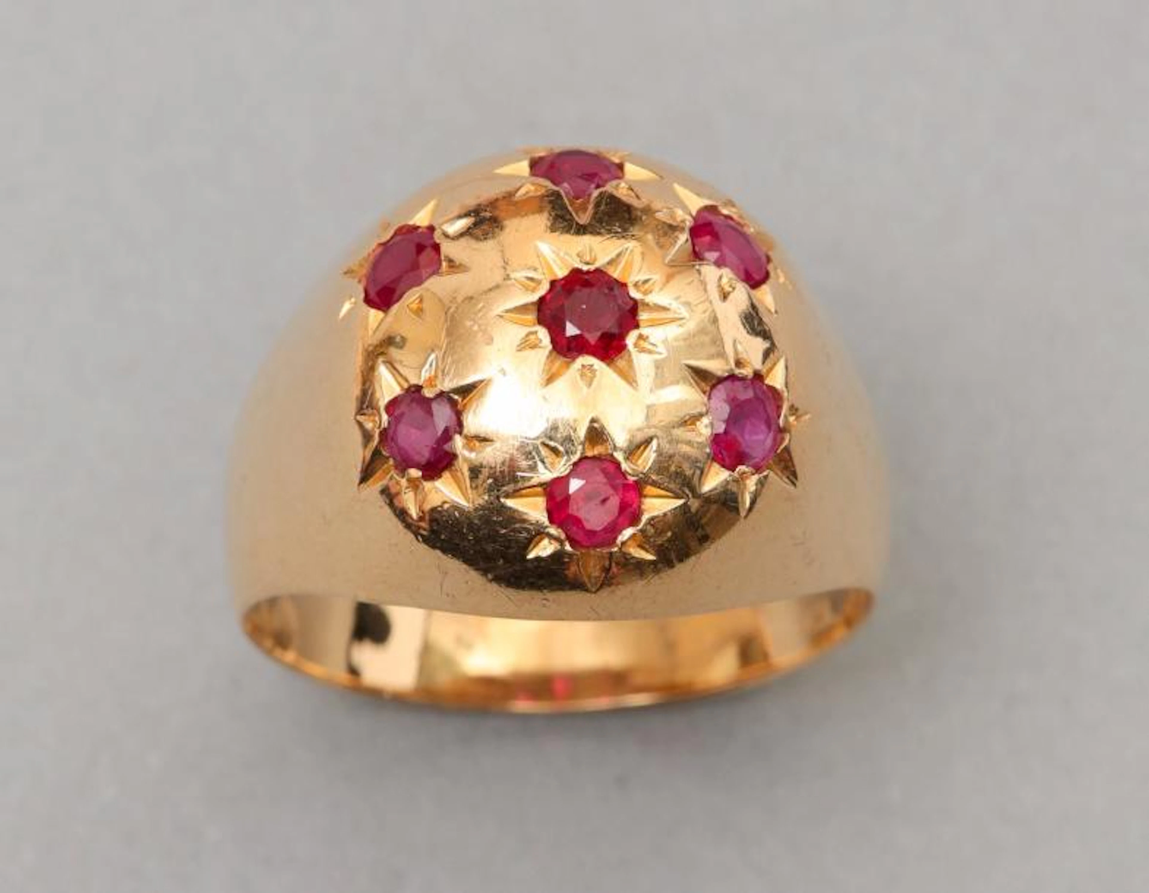 Bague dome en or jaune 18k (750) pavée de rubis