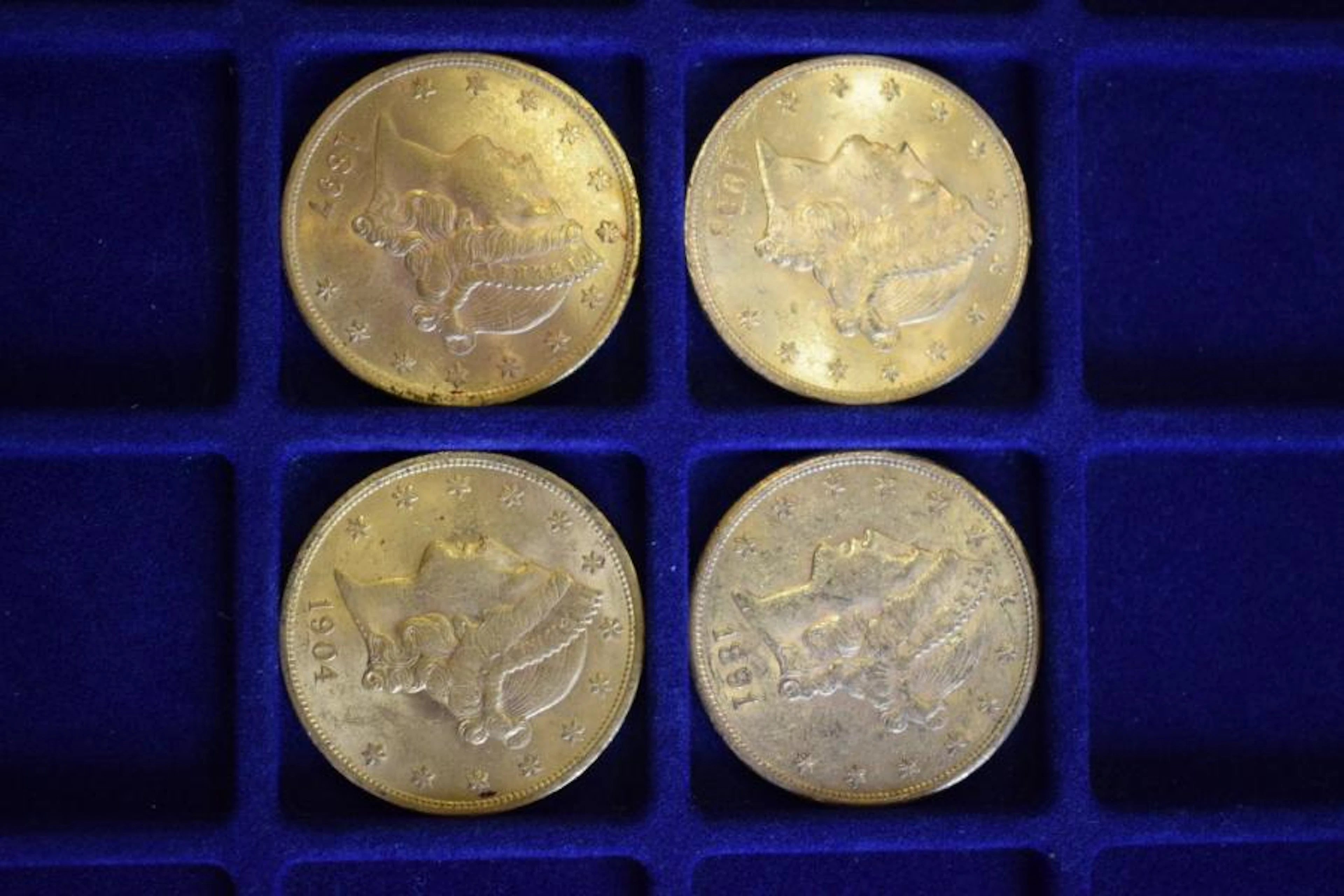 4 pièces en or (900/1000) de 20 dollars "Liberty Head - Double...