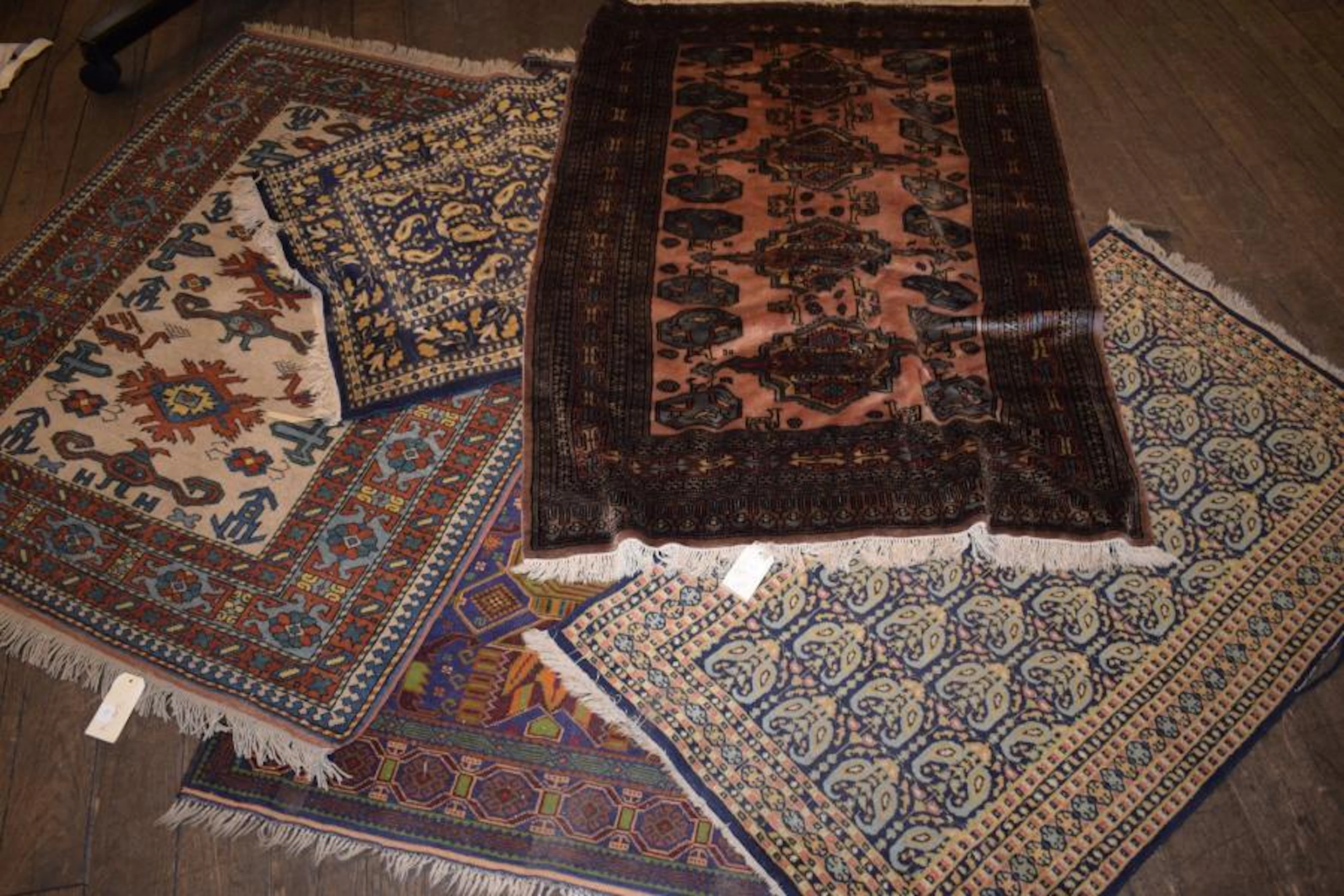 Un lot de cinq tapis ; un Beloudjistan, 3…