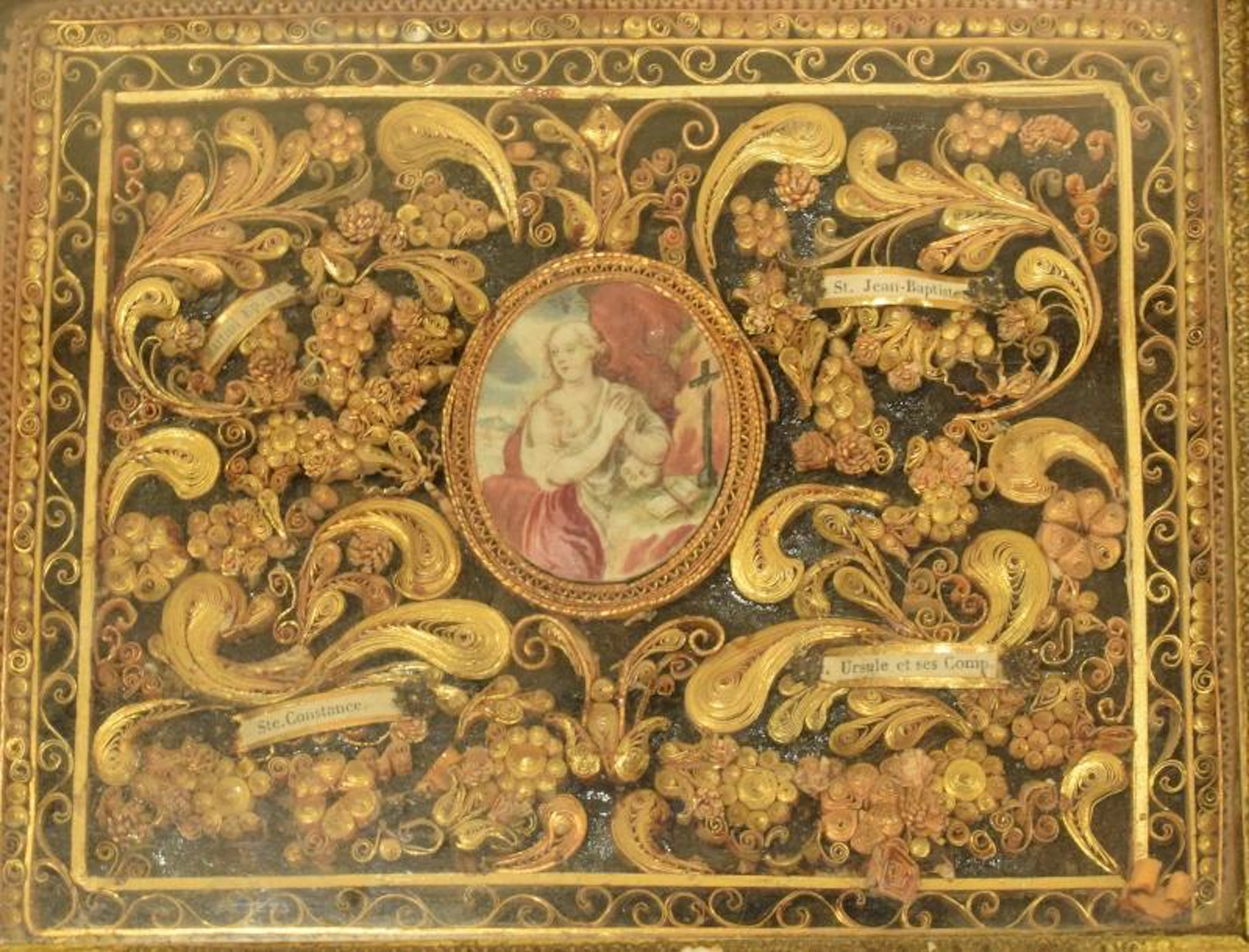 Tableau paperoles en papier doré avec médaillon…