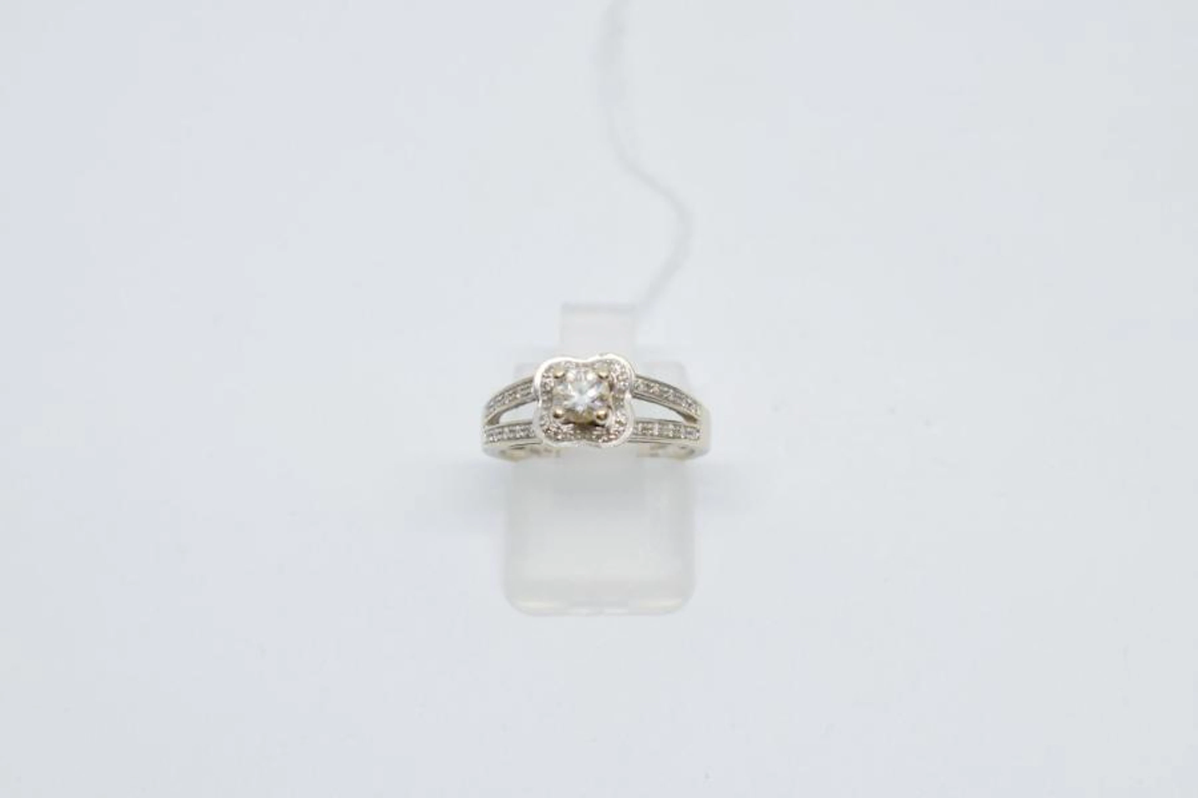 Bague solitaire en or gris 18k (750) ornée…