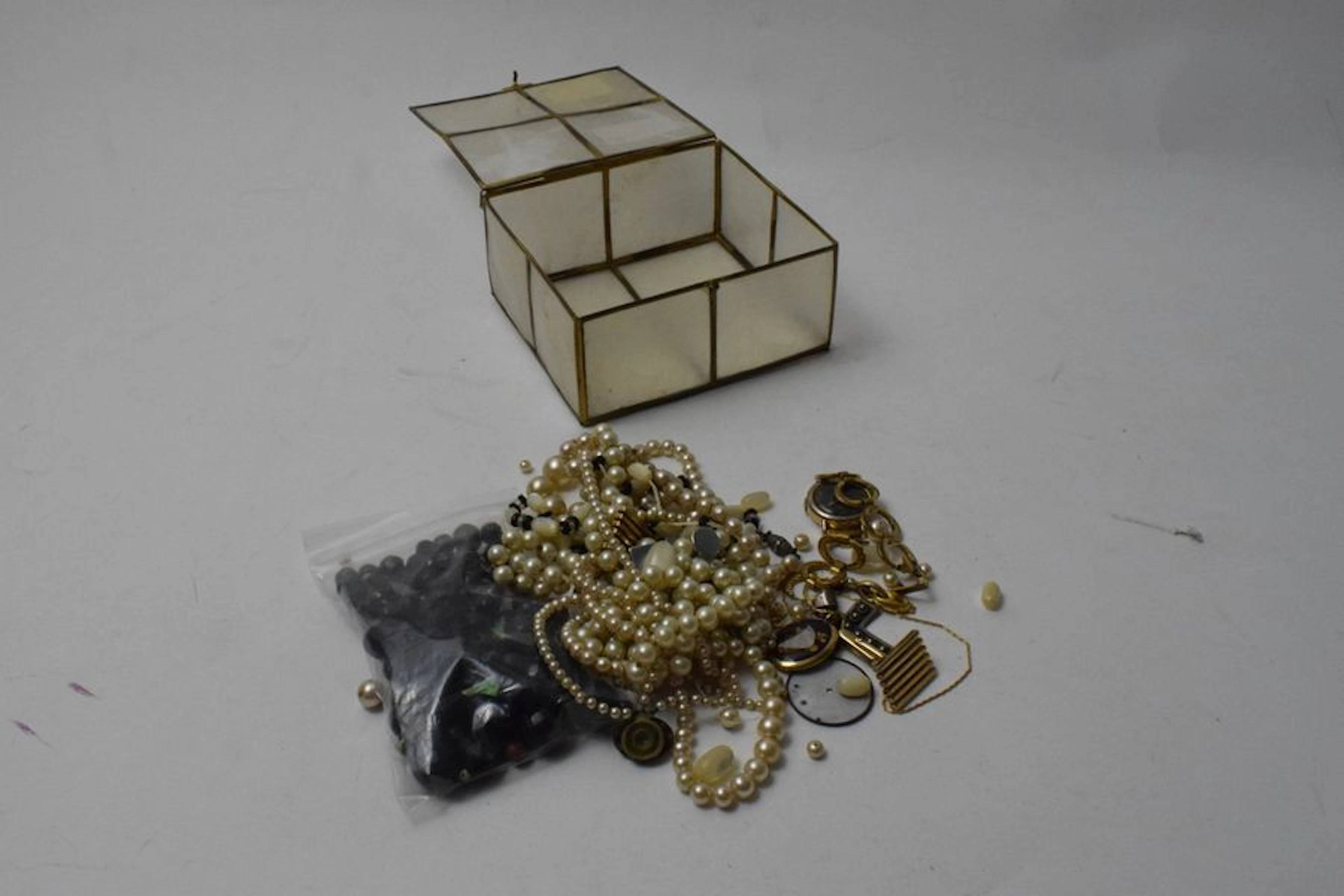 Lot de bijoux fantaisie dont perles fantaisies,…