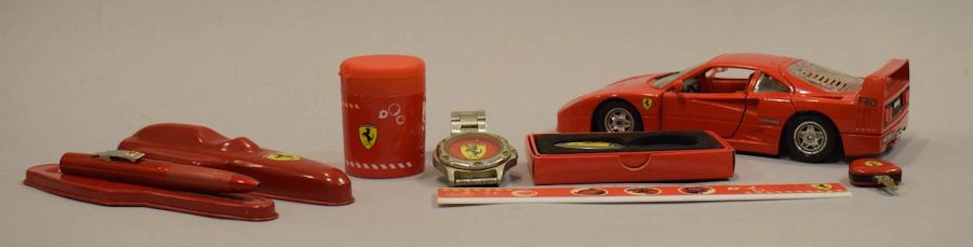 (FERRARI) lot comprenant voiture modèle…