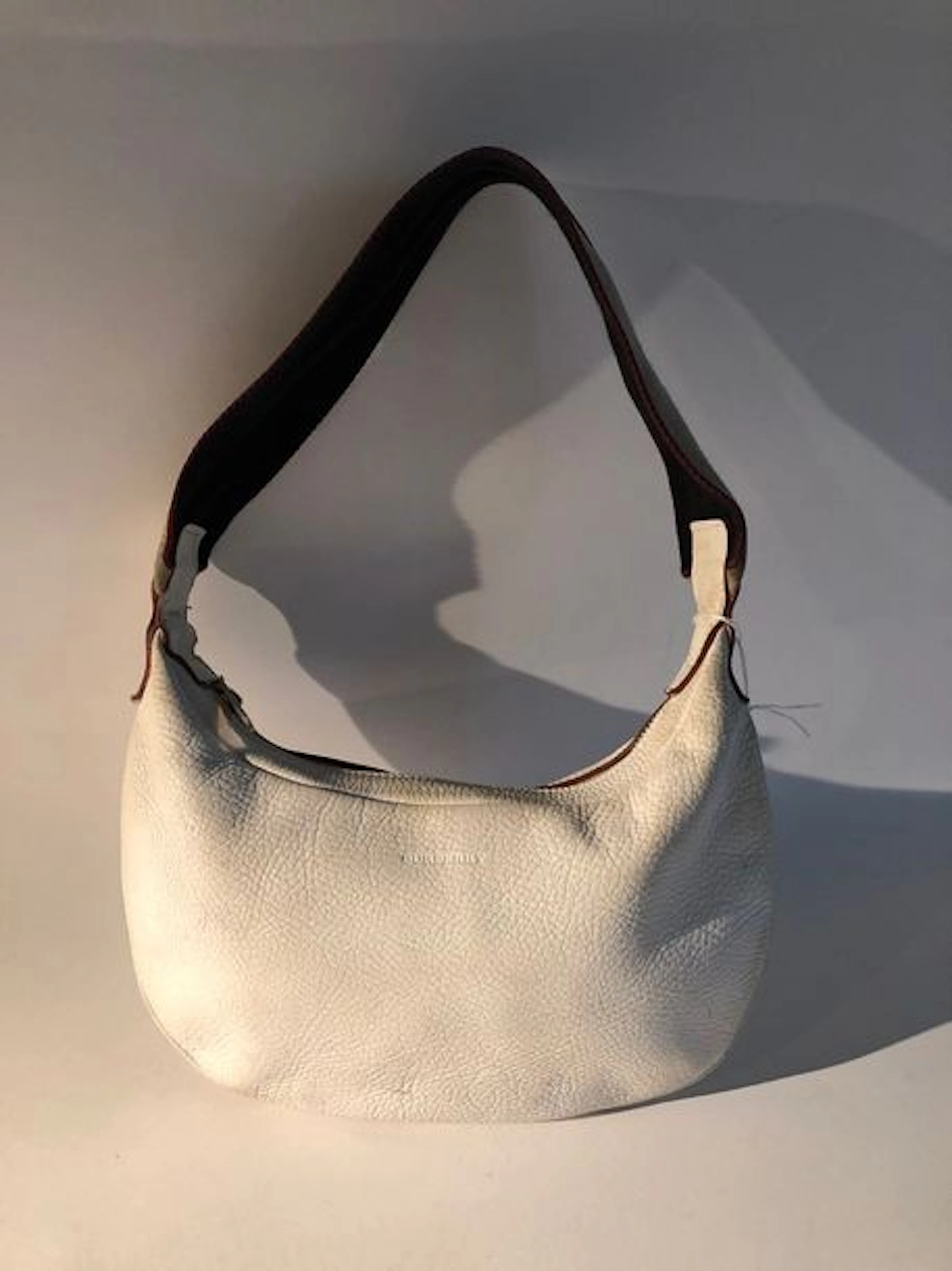 BURBERRY Sac demi-lune en veau grainé blanc,…