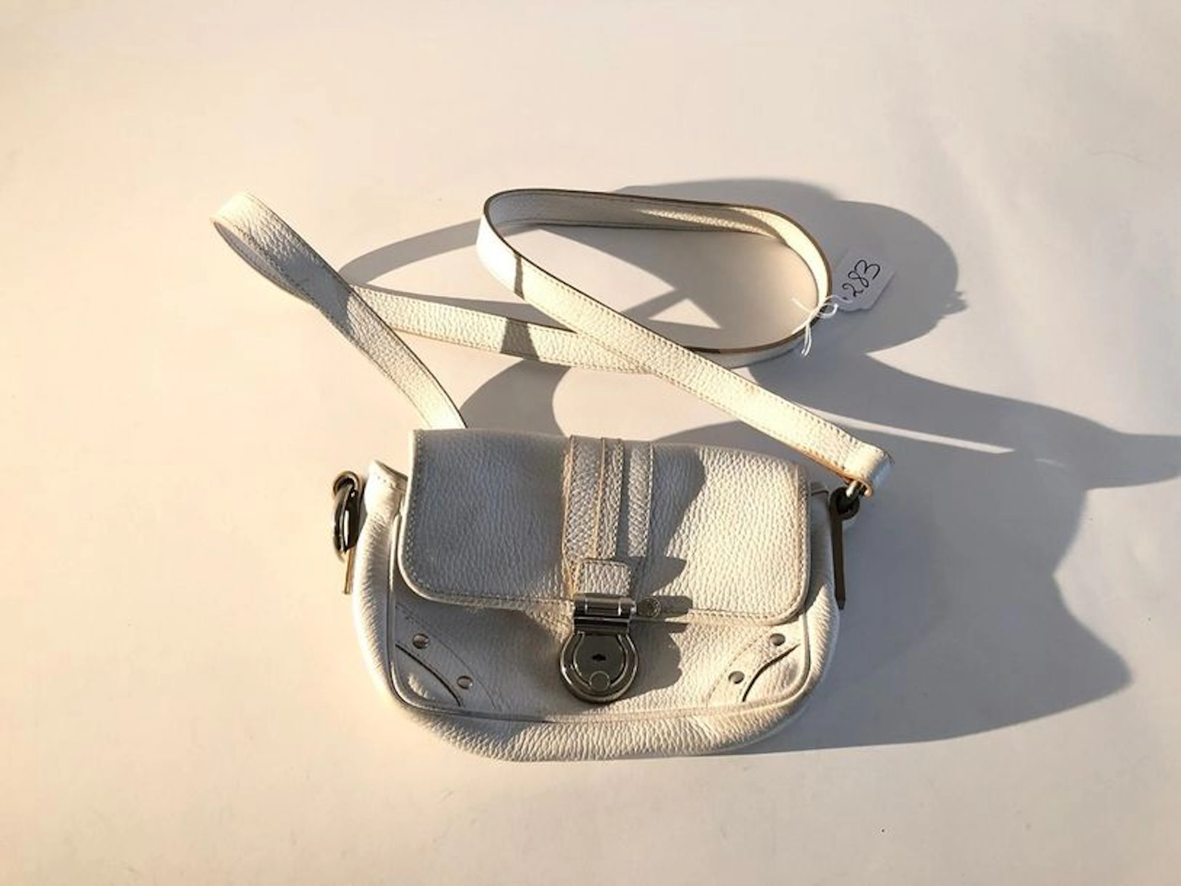 BURBERRY Petit sac gibecière 19cm en veau…