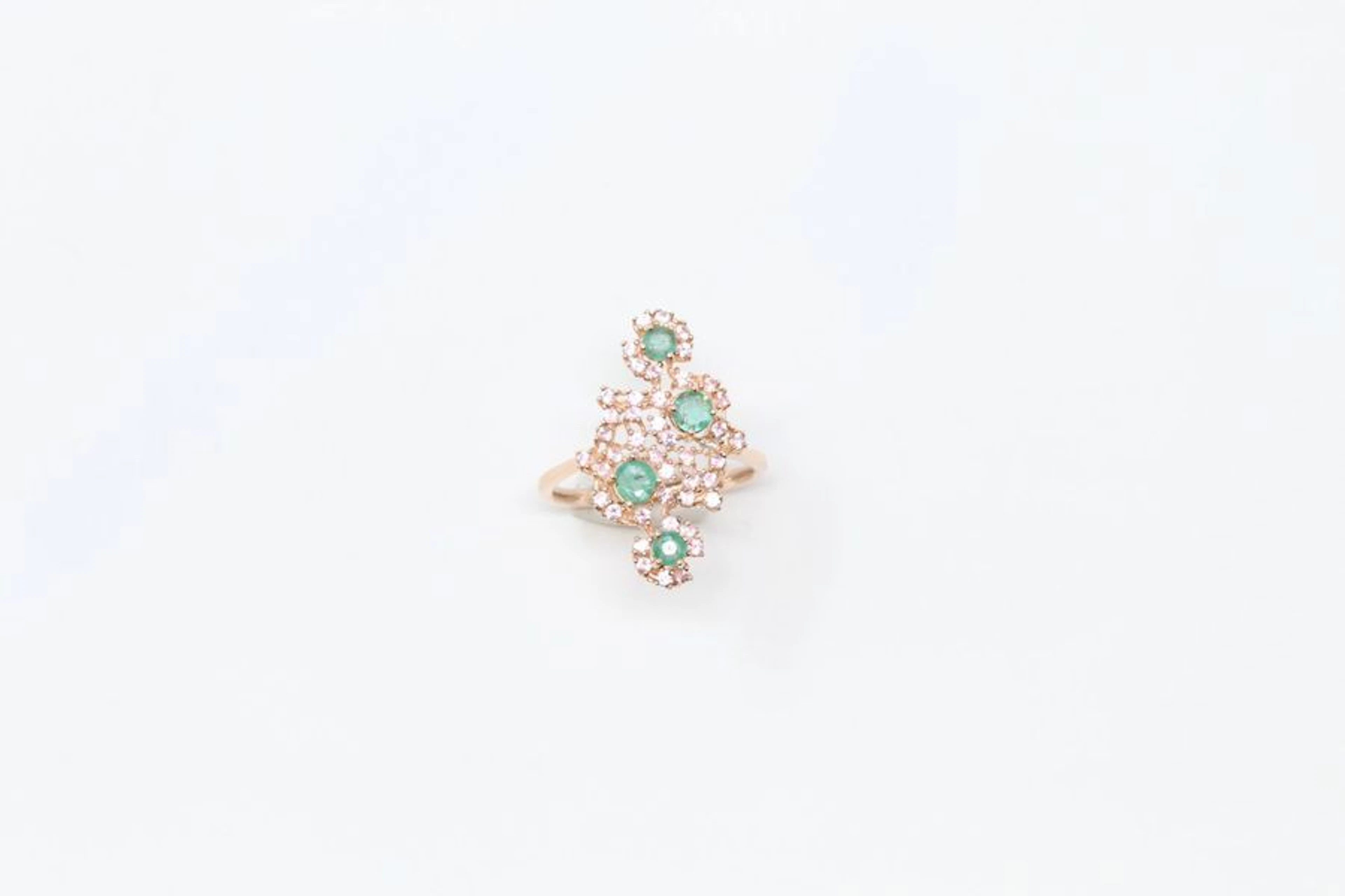 Bague en argent vermeillé rose ornée d'émeraudes... - Lot 435 - Rossini