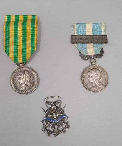 Lot De 3 Médailles Miniatures Françaises Dont Palme Académique - Occasion - Collection