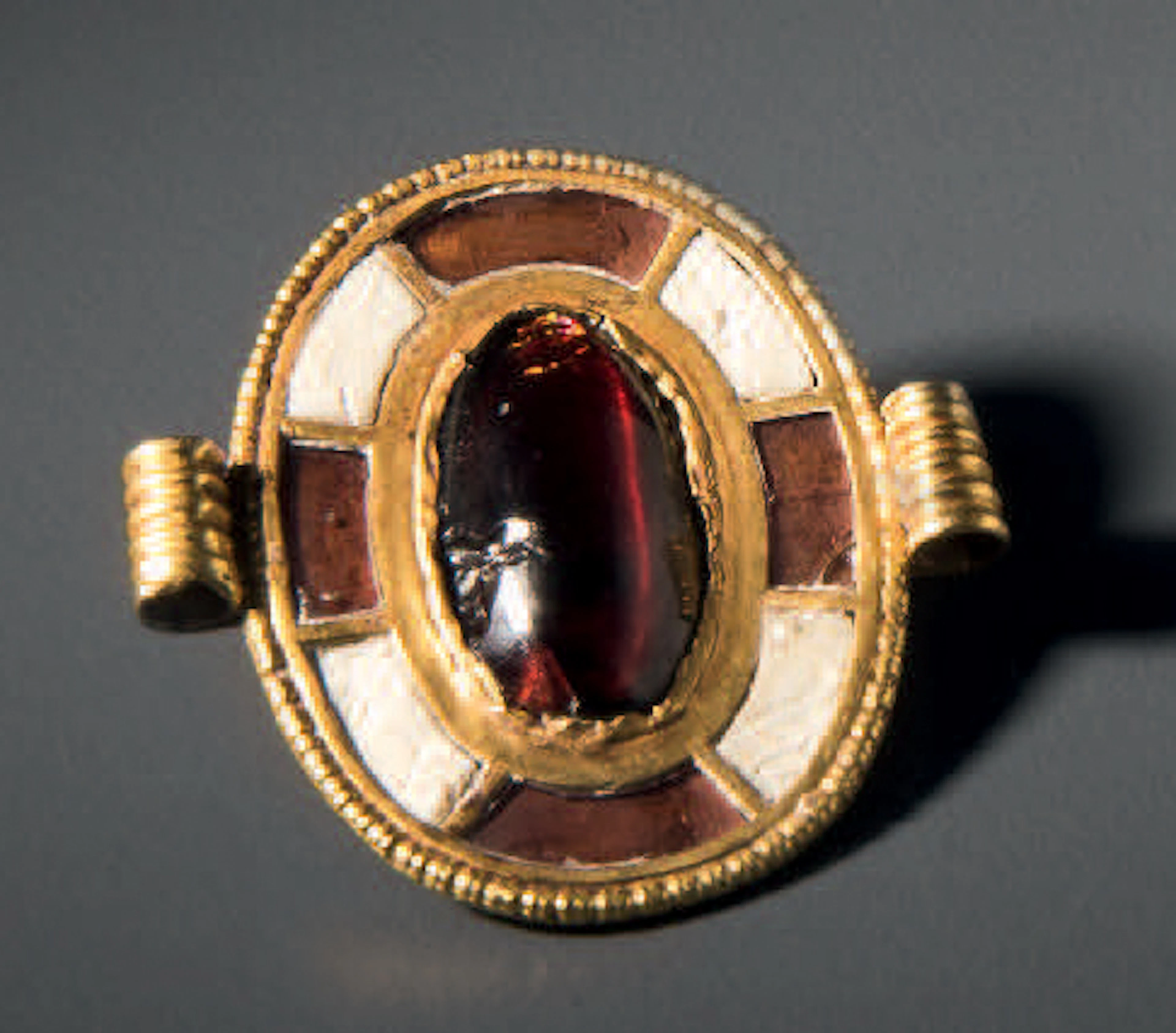 Pendentif gothique. Pendentif ovale cloisonné,…