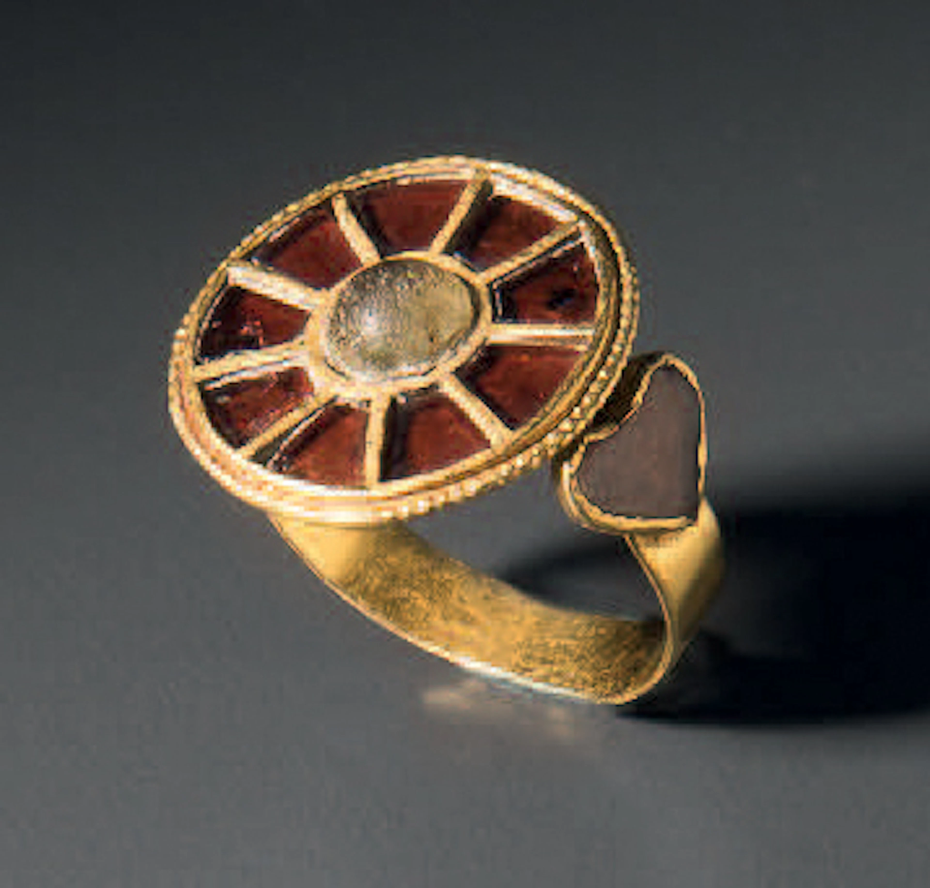 Bague gothique. Bague à chaton circulaire…
