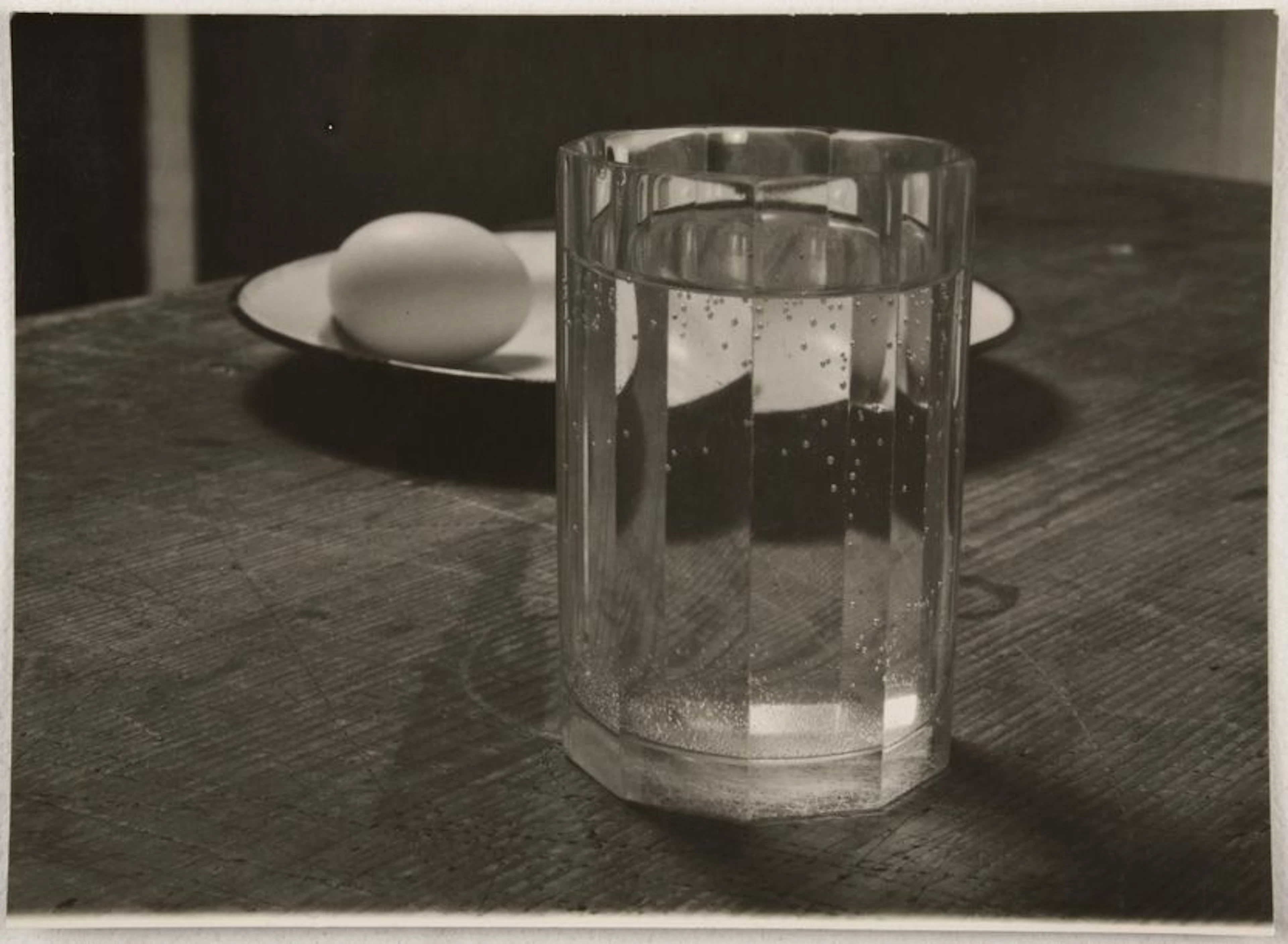 Composition avec oeuf, assiette et verre…