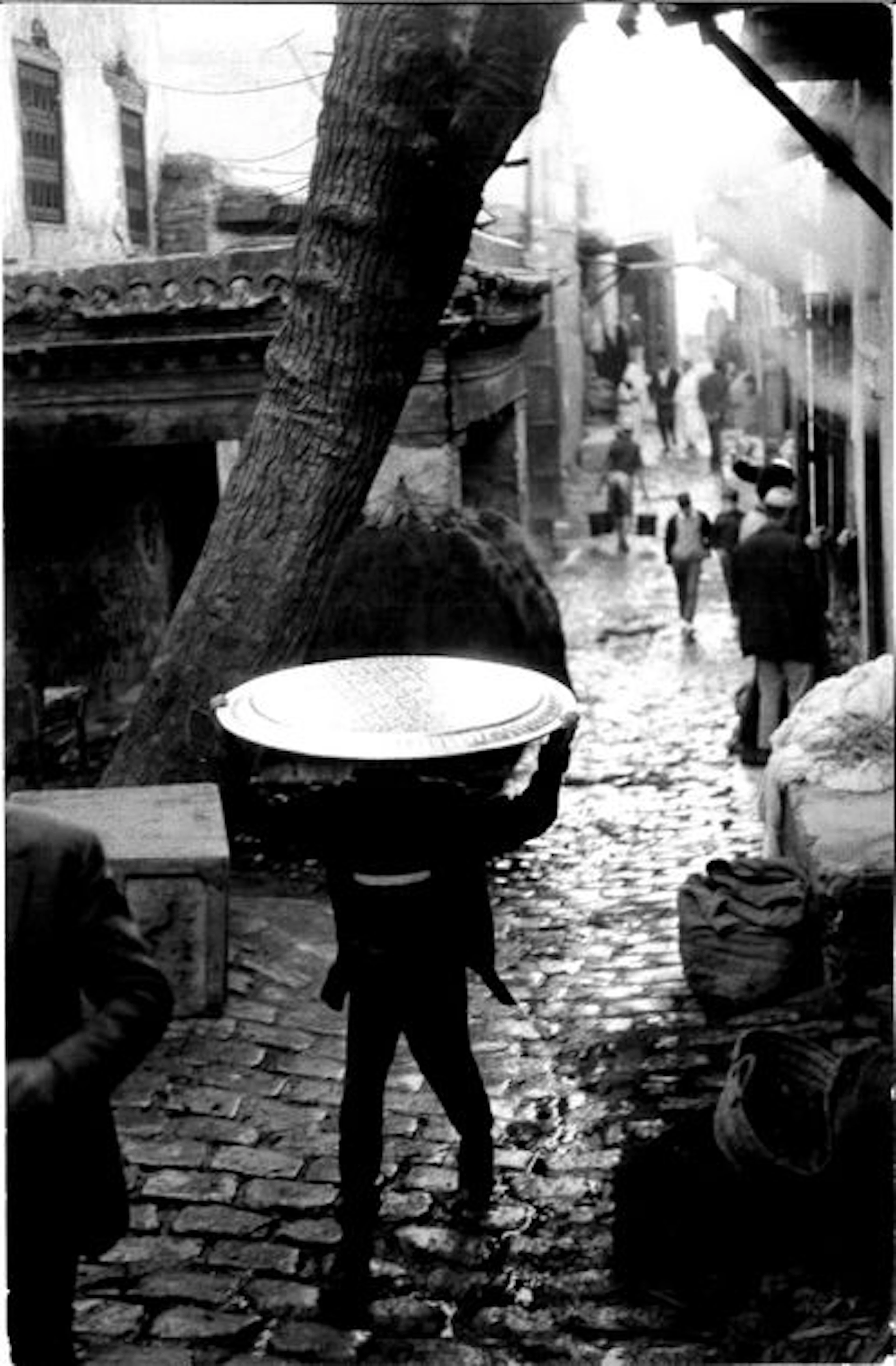 Marc Riboud (1923-2016) L'homme au plateau,…