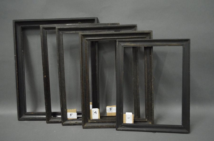 CINQ BAGUETTES en bois mouluré et noirci.…