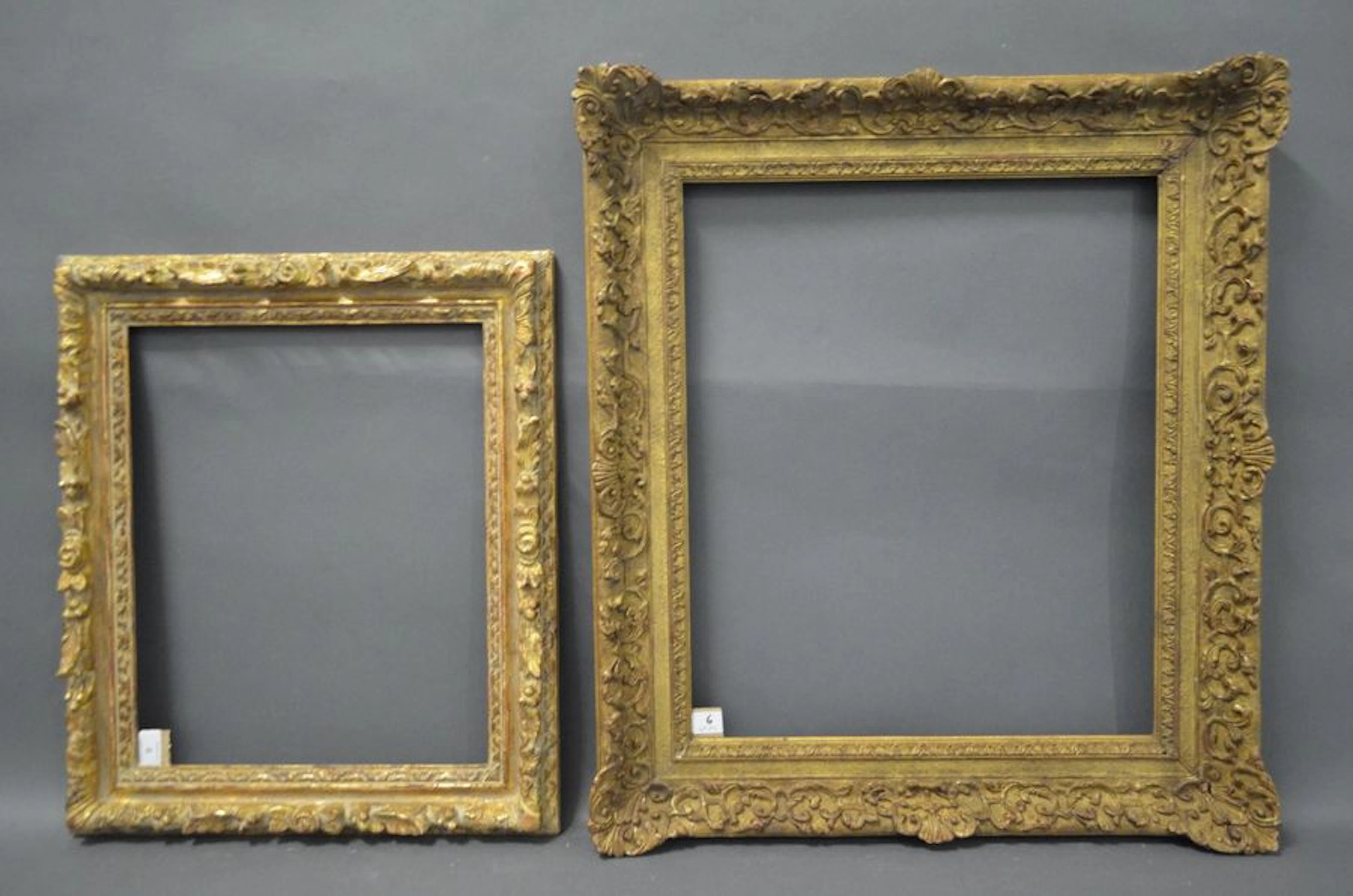 CADRE en bois sculpté et doré de style Louis…