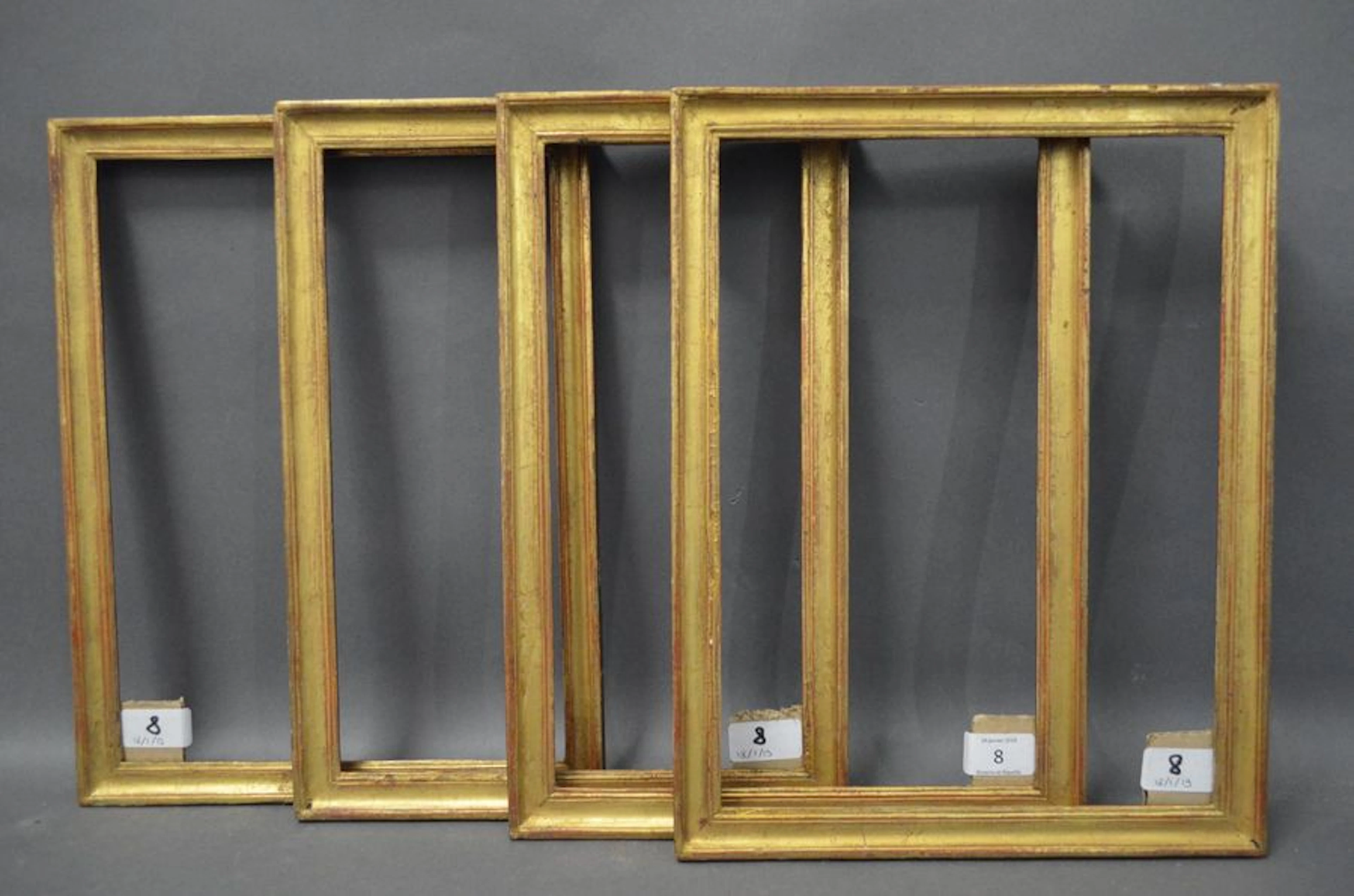 SUITE DE QUATRE BAGUETTES en bois mouluré…