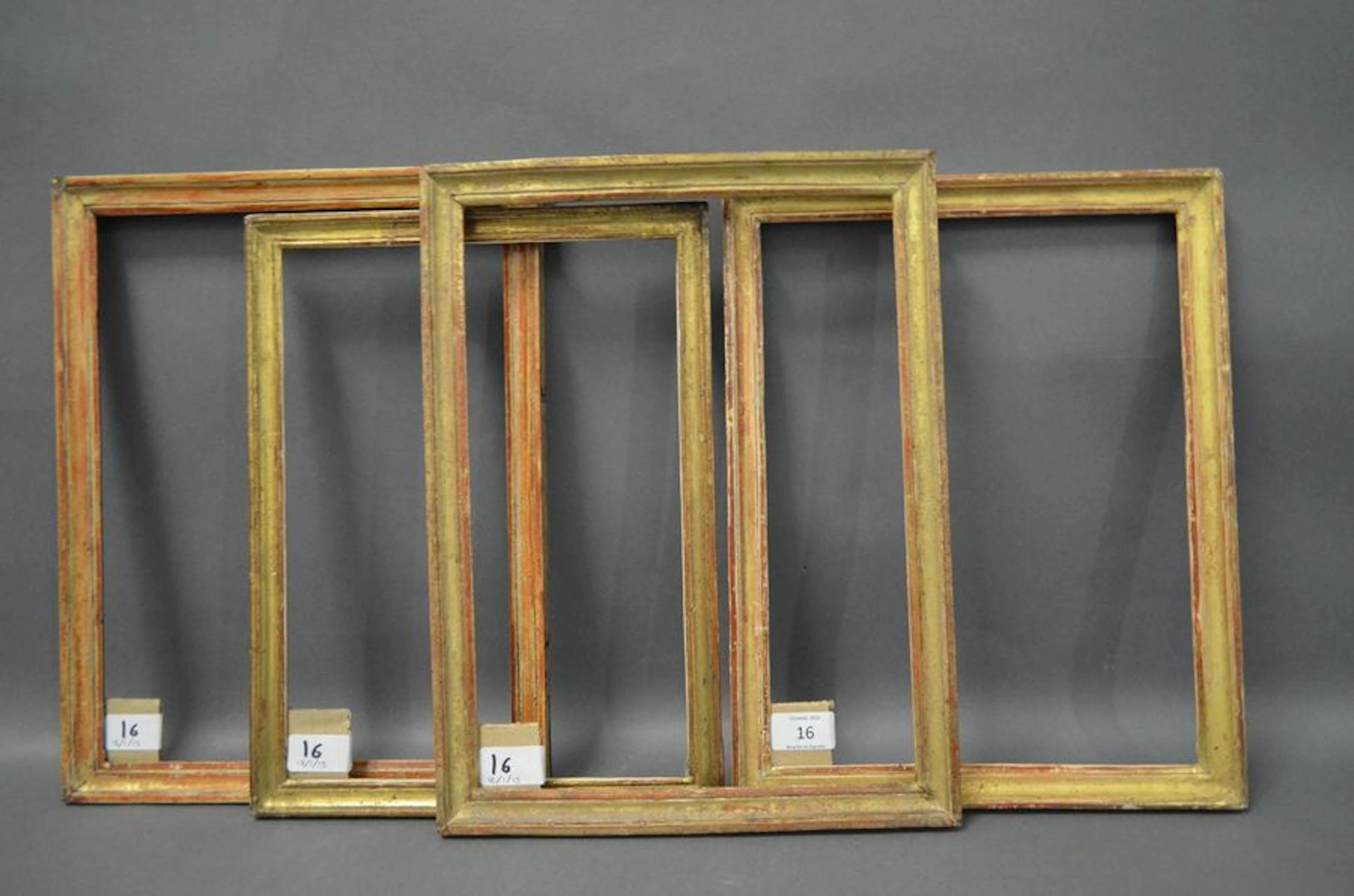 QUATRE BAGUETTES en bois mouluré et doré.…