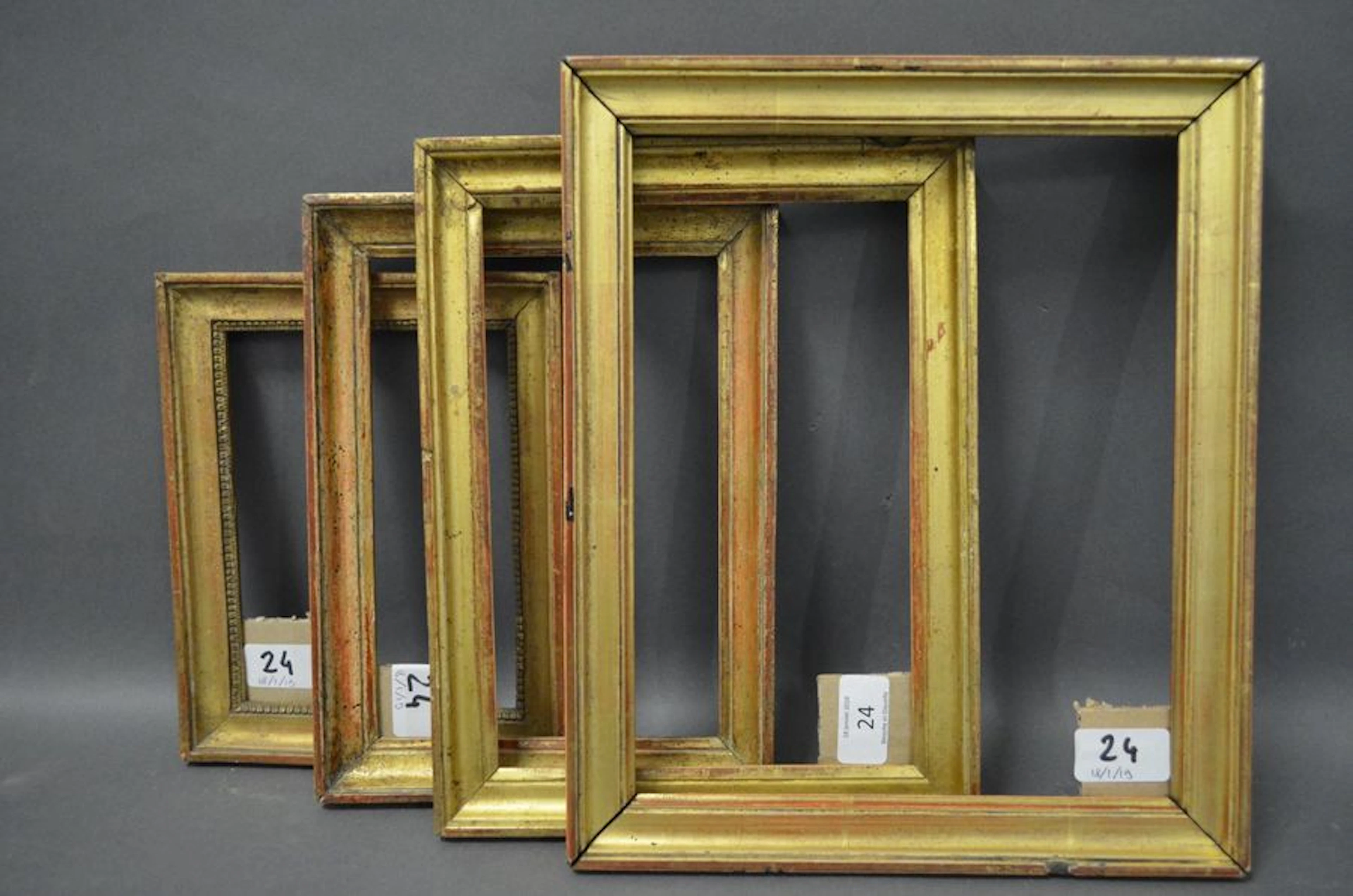 QUATRE BAGUETTES en bois mouluré et doré.…