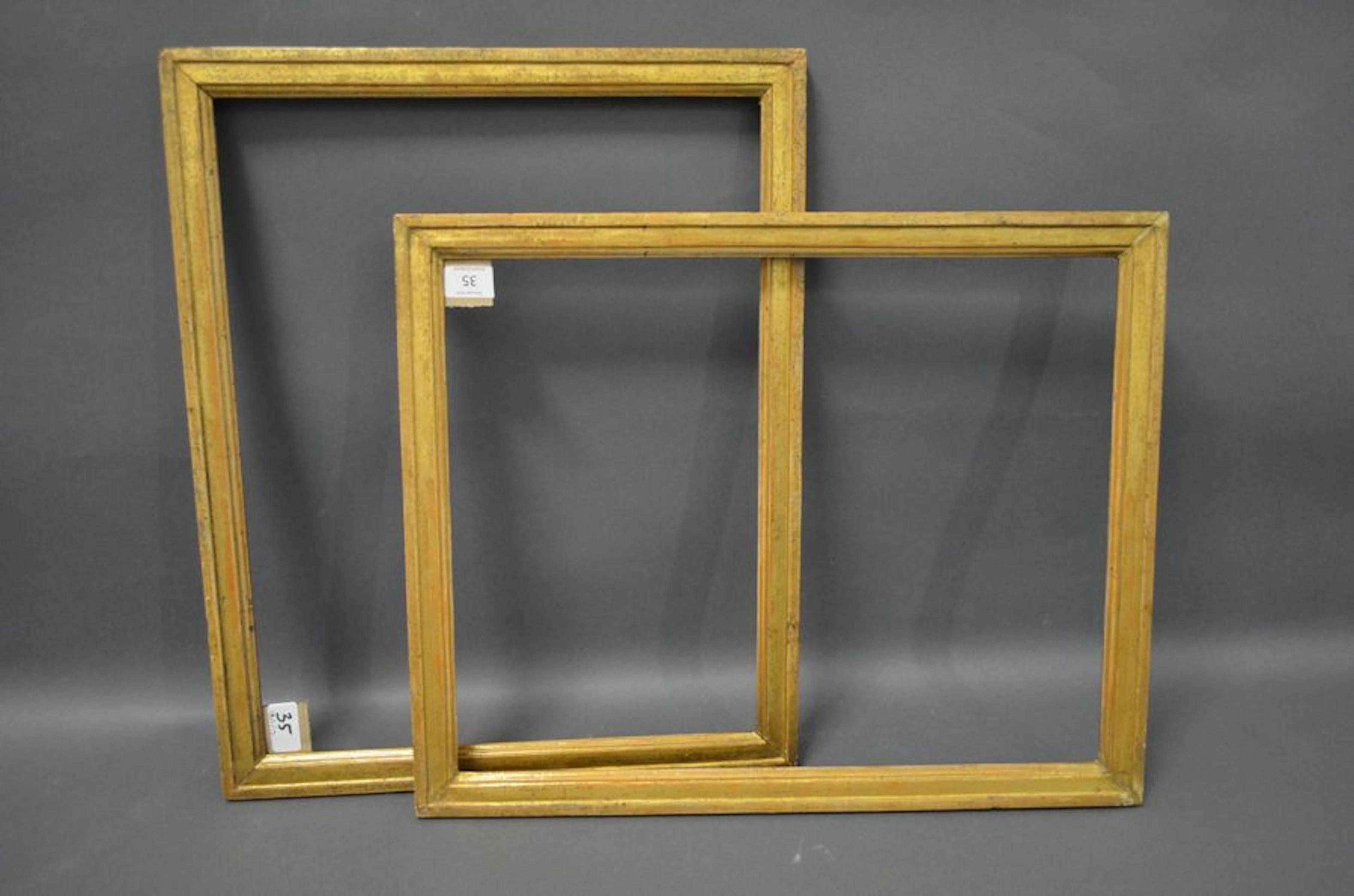 PAIRE DE BAGUETTES en bois mouluré et doré.…