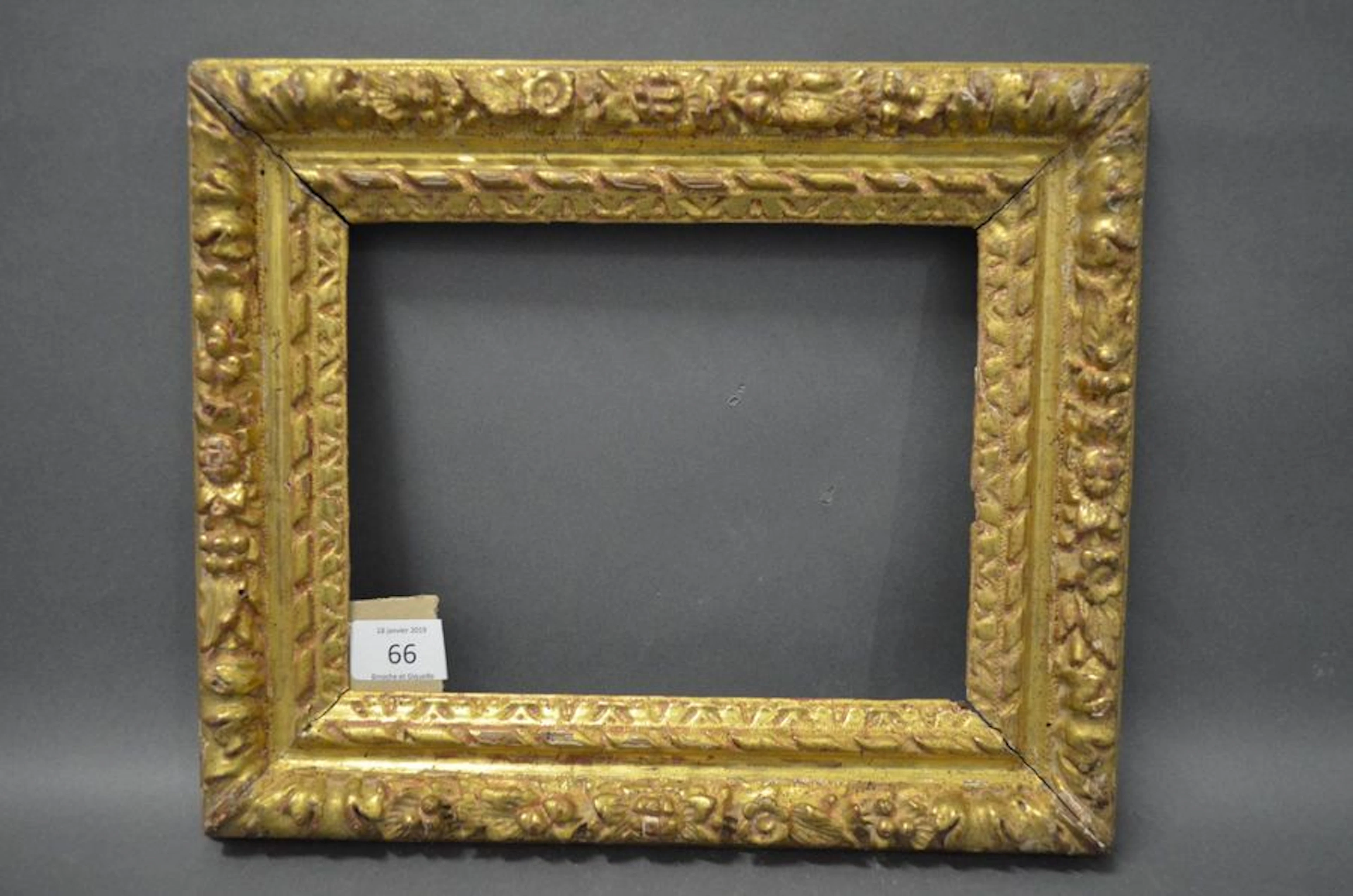 CADRE en chêne sculpté et doré à décor de…