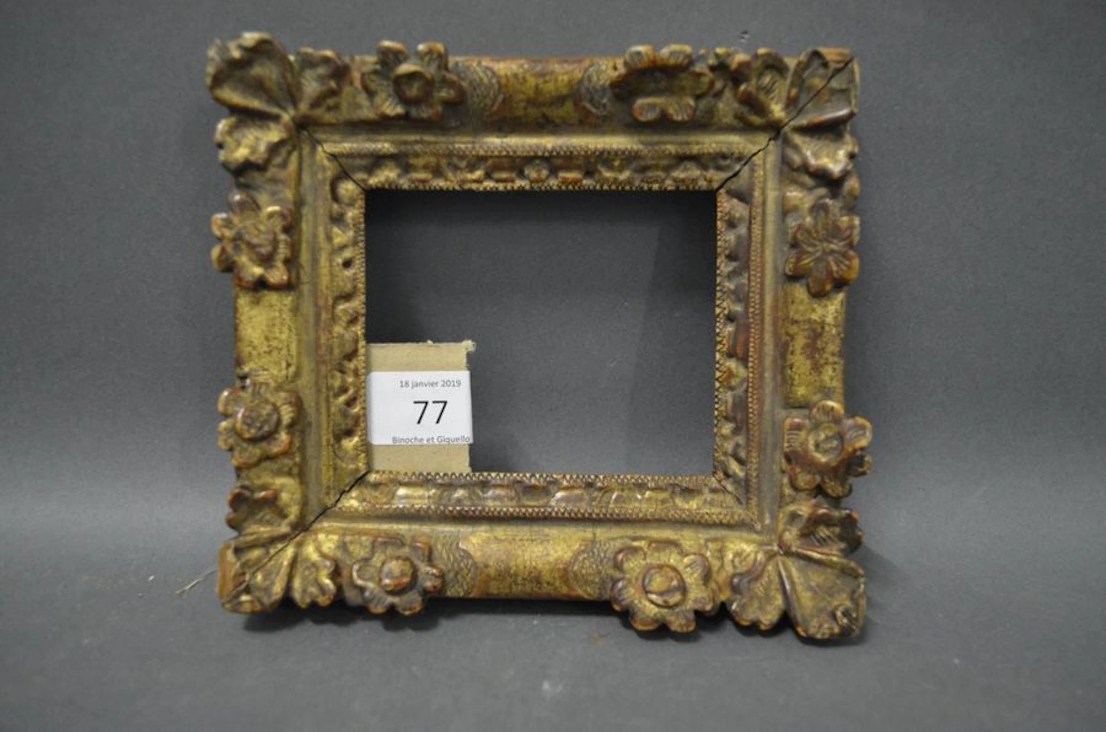 CADRE en bois sculpté et doré à décor de…