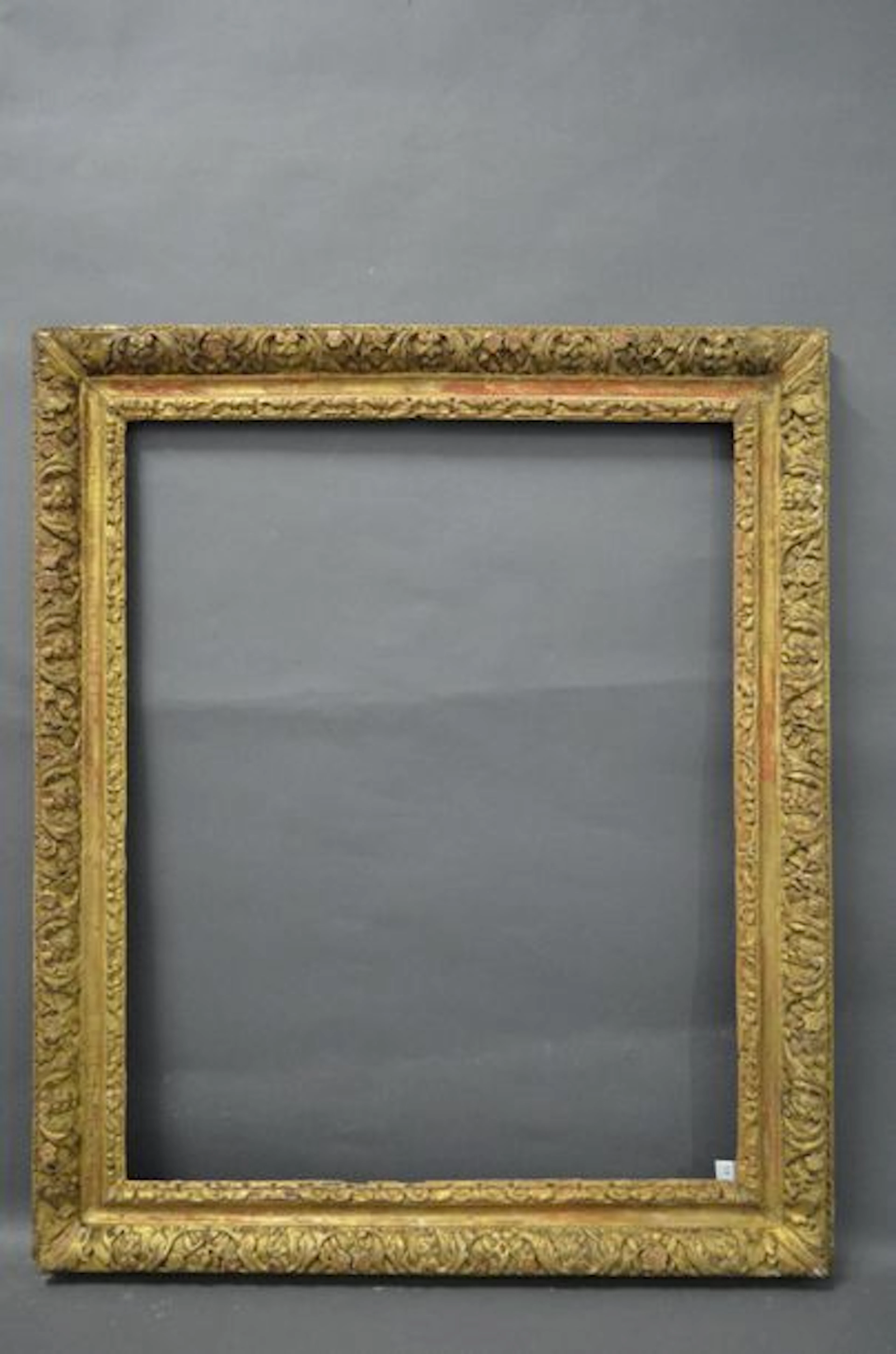 CADRE en bois sculpté et doré à décor de…