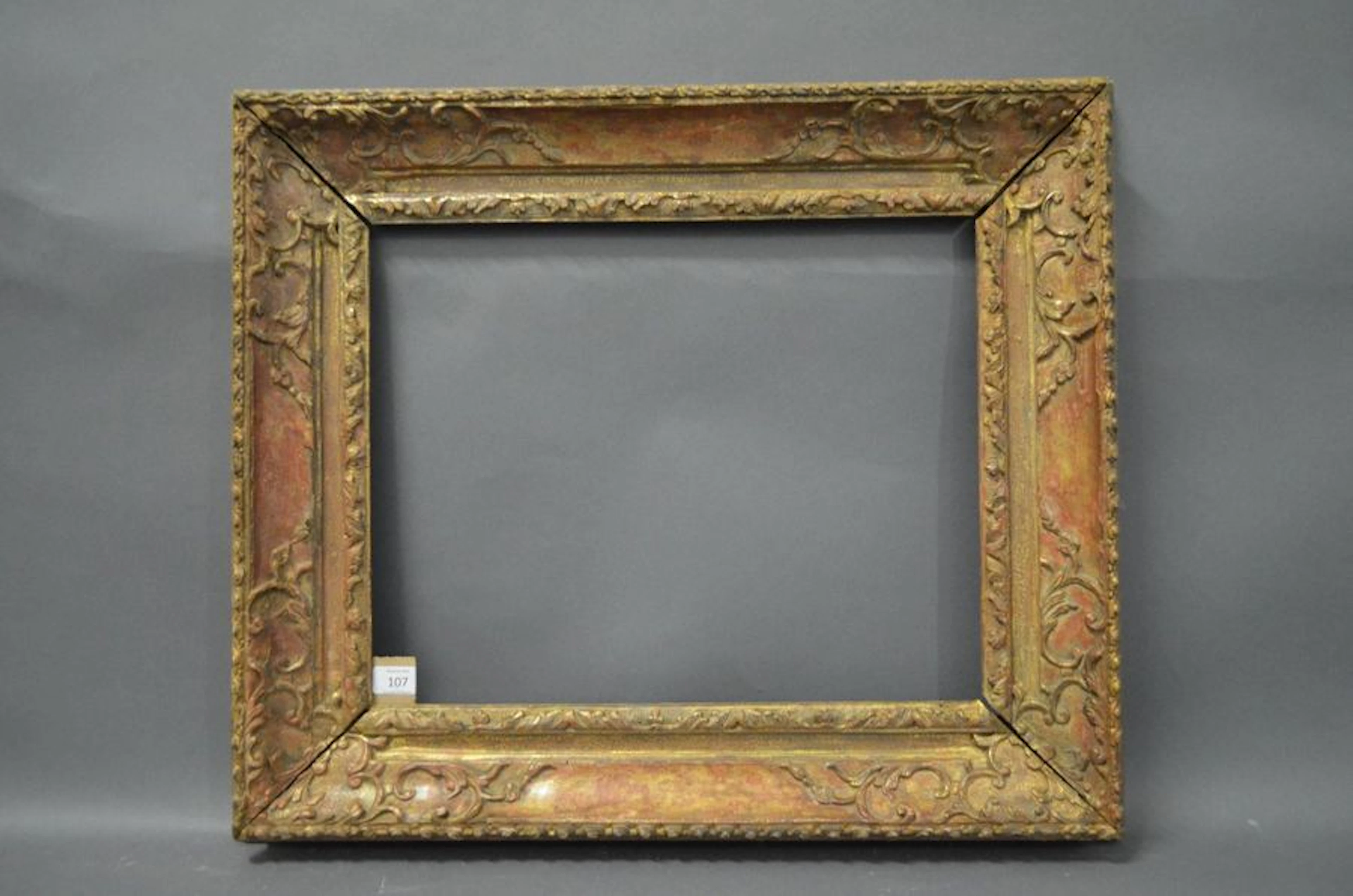 CADRE en chêne sculpté et doré à décor de…