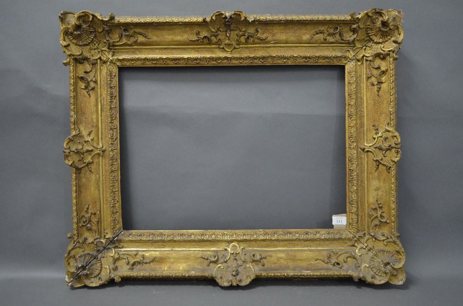 CADRE en chêne sculpté et doré à décor de…