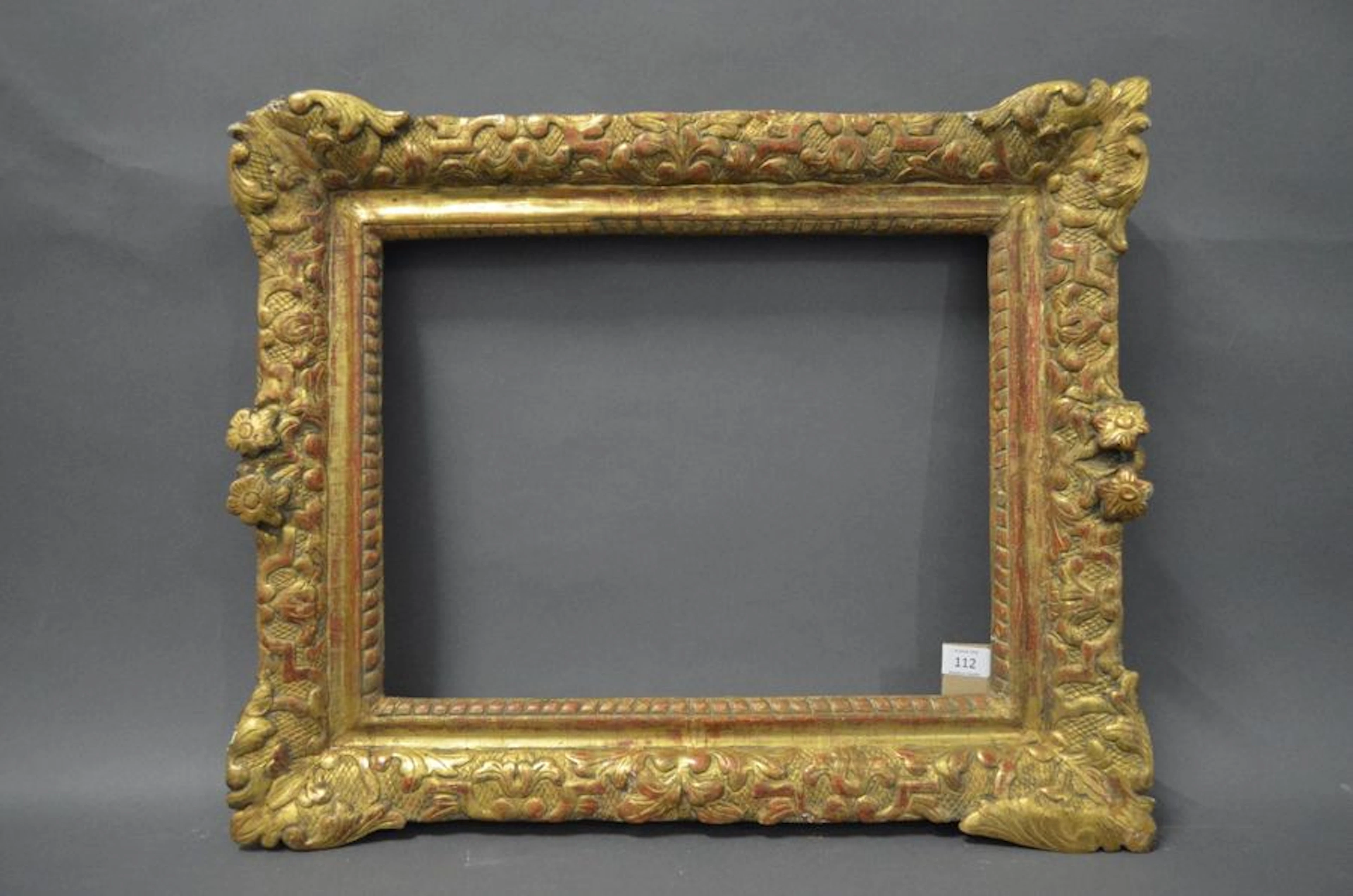 CADRE en bois sculpté et doré à décor de…