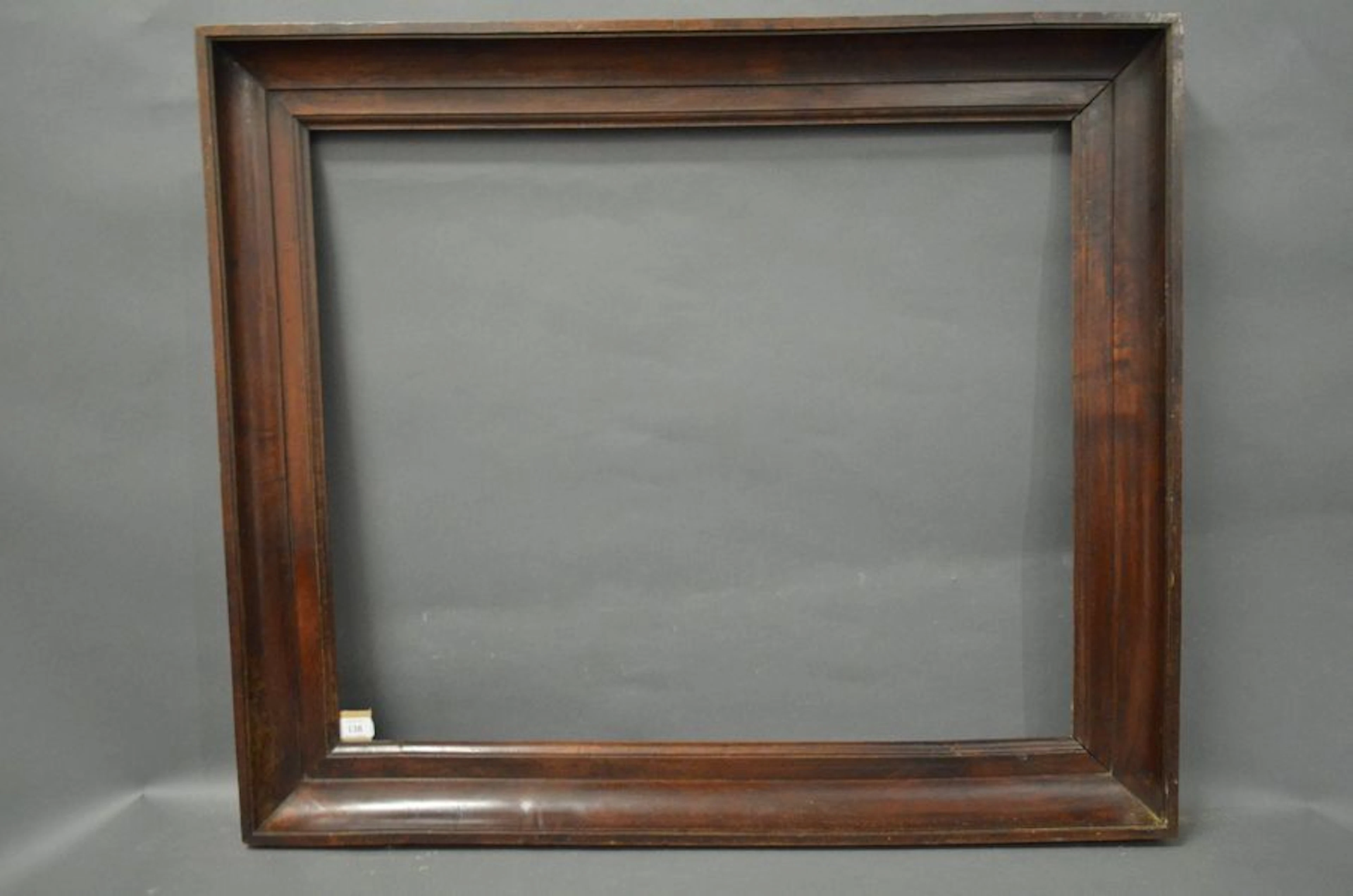 GORGE en noyer mouluré. Époque Louis XVI.…