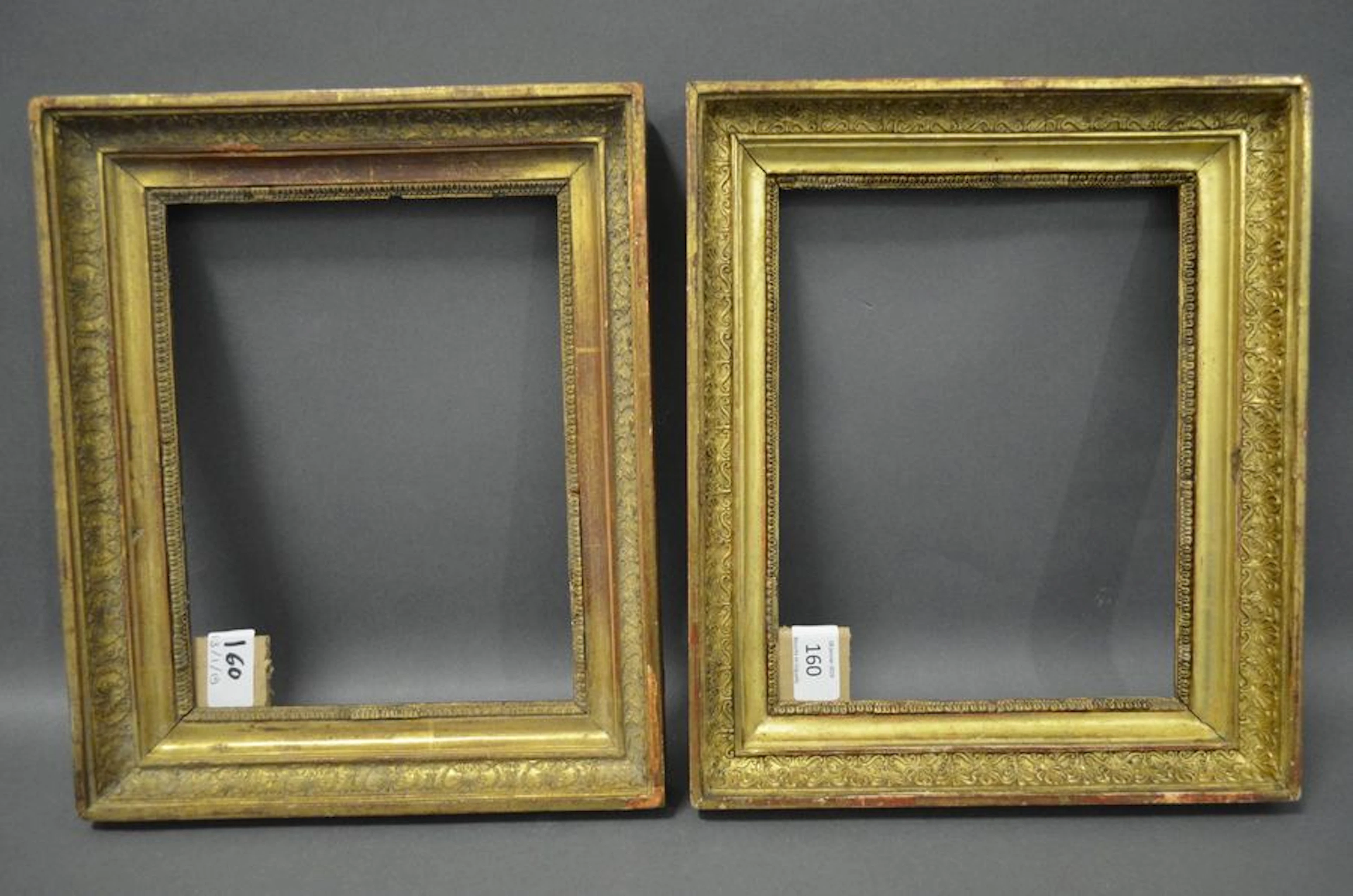 DEUX CADRES en bois mouluré et stuc doré…