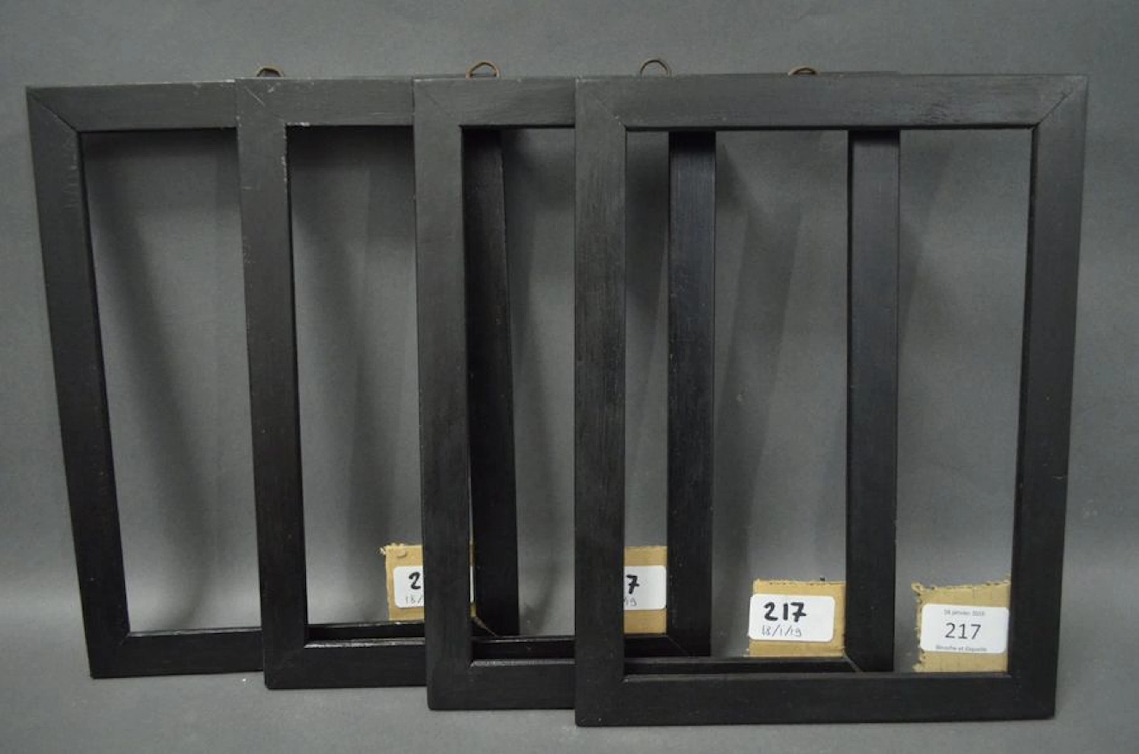 SUITE DE QUATRE BAGUETTES PLATES en bois…
