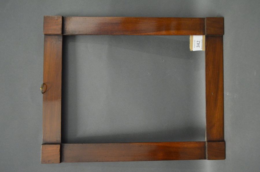 CADRE en acajou à décor de cabochons dans…